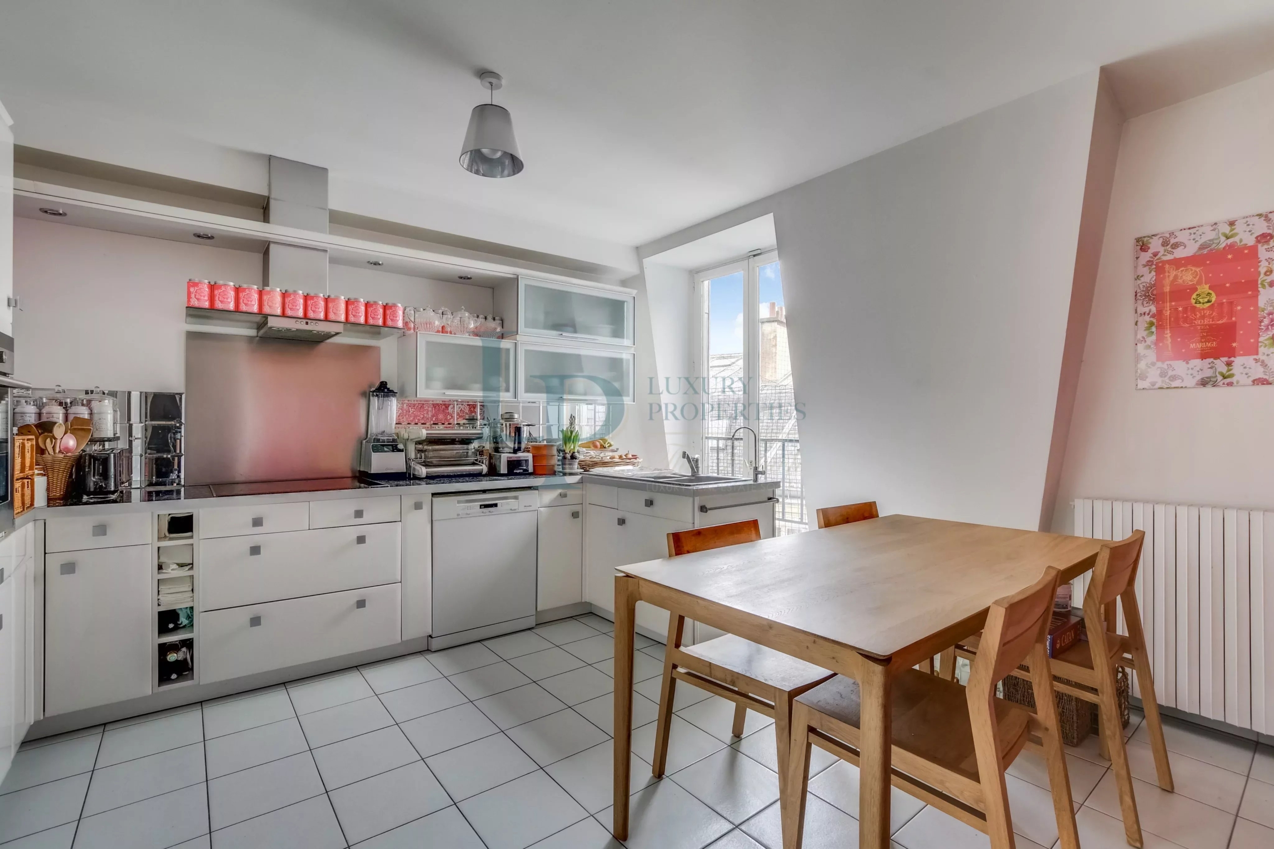 PARIS VIII – FAUBOURG SAINT-HONORÉ – Duplex en dernier étage – Vue cour classée – Esprit maison