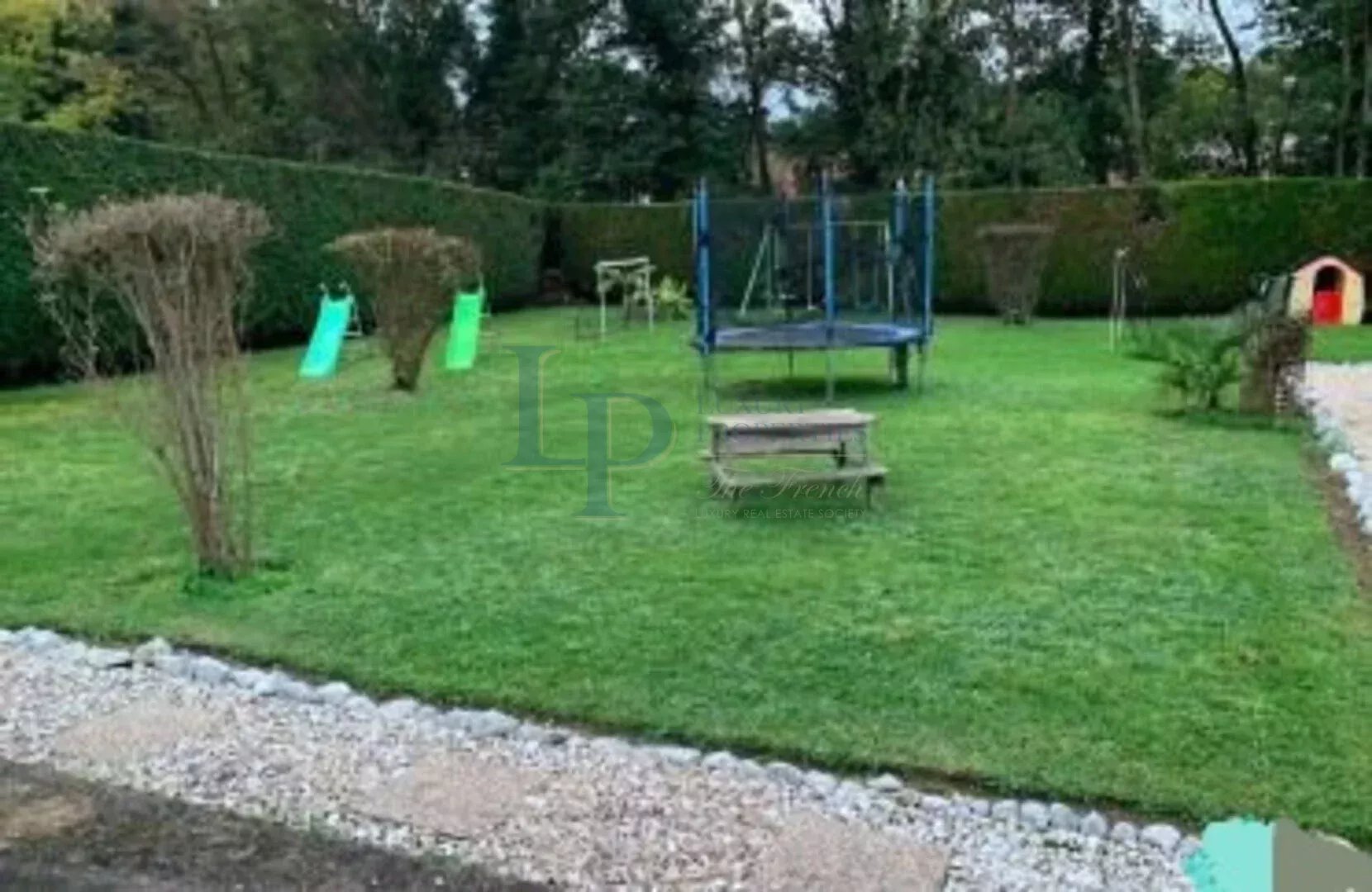 Maison 5 pièces 130 m² et dépendance 50 m² sur terrain de 1165 m² située à Paron