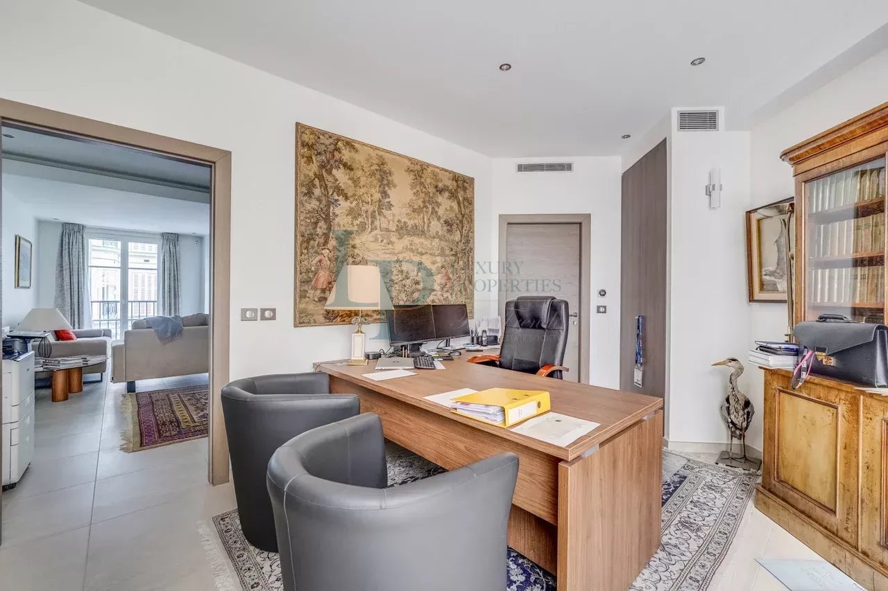 Spacieux appartement de prestige à Paris 8