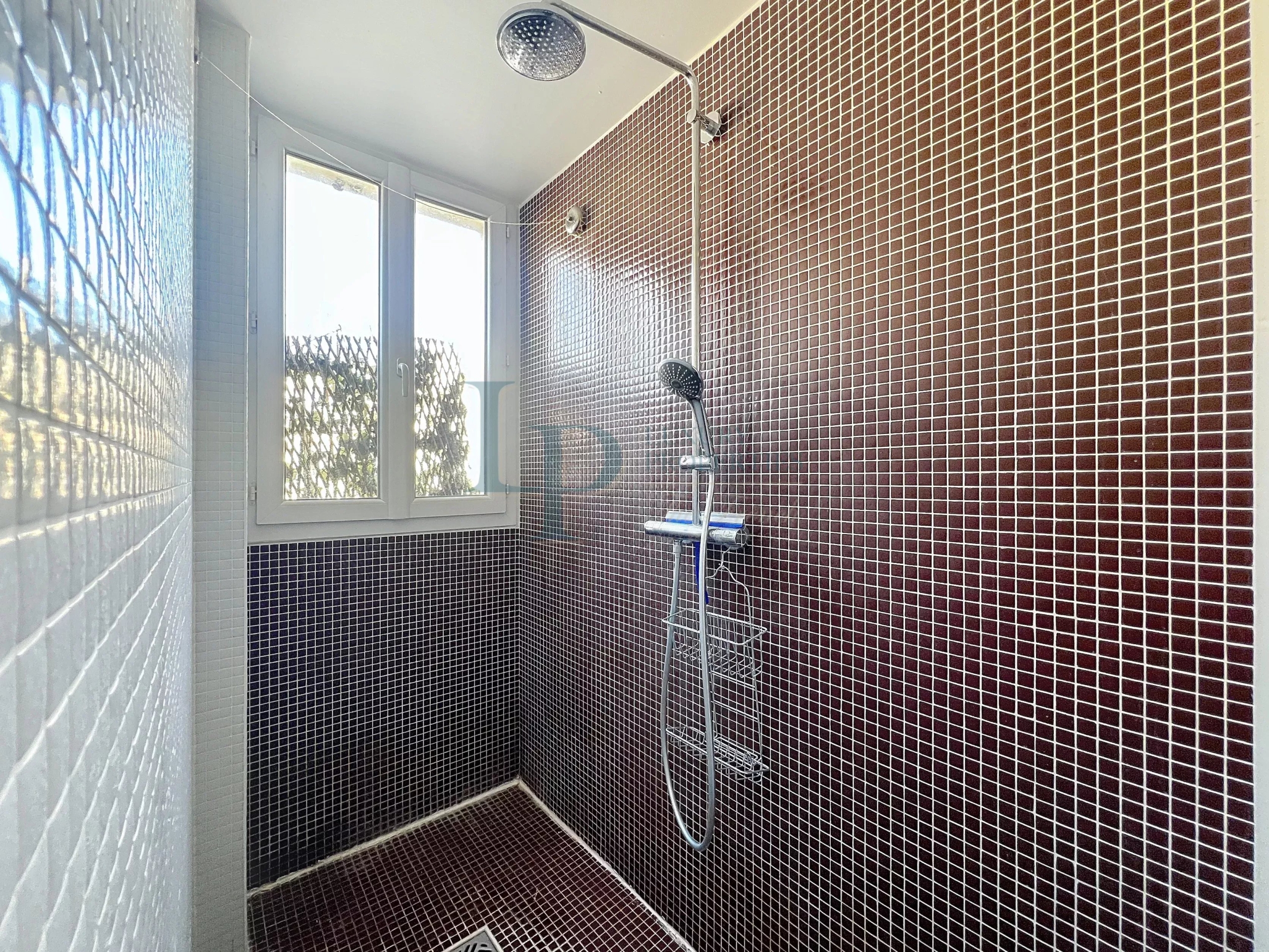 Exclusivité LUXURY PROPERTIES – Kléber / Boissière – Studio / 2 pièces – Étage élevé – Balcon filant – Vue dégagée – Lumineux – Cave