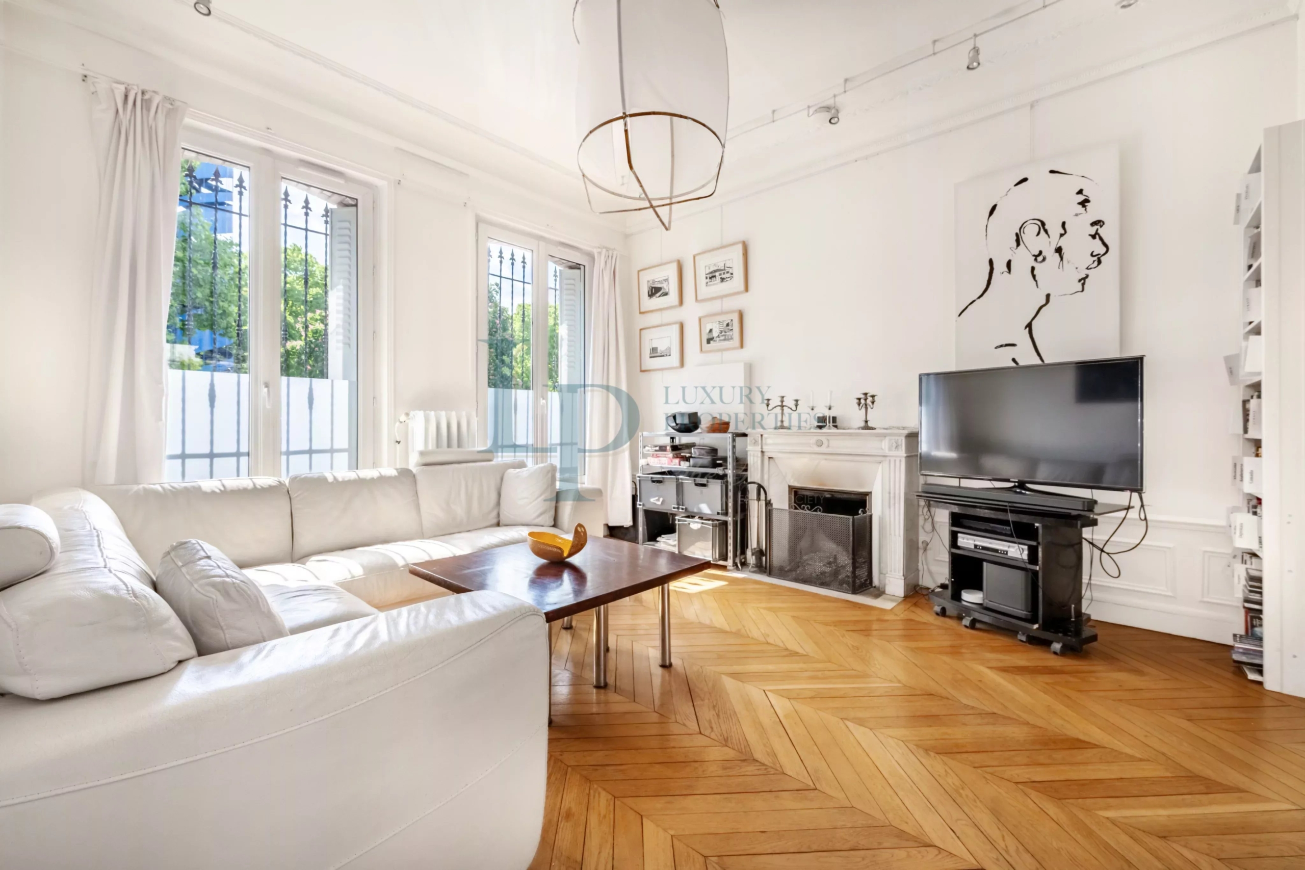 Pavillon familial ou projet d’investissement – 251.52 m² avec parcelle d’angle de 305 m² – jusqu’à 8 chambres – Jardin & potentiel constructible – Ivry-sur-Seine