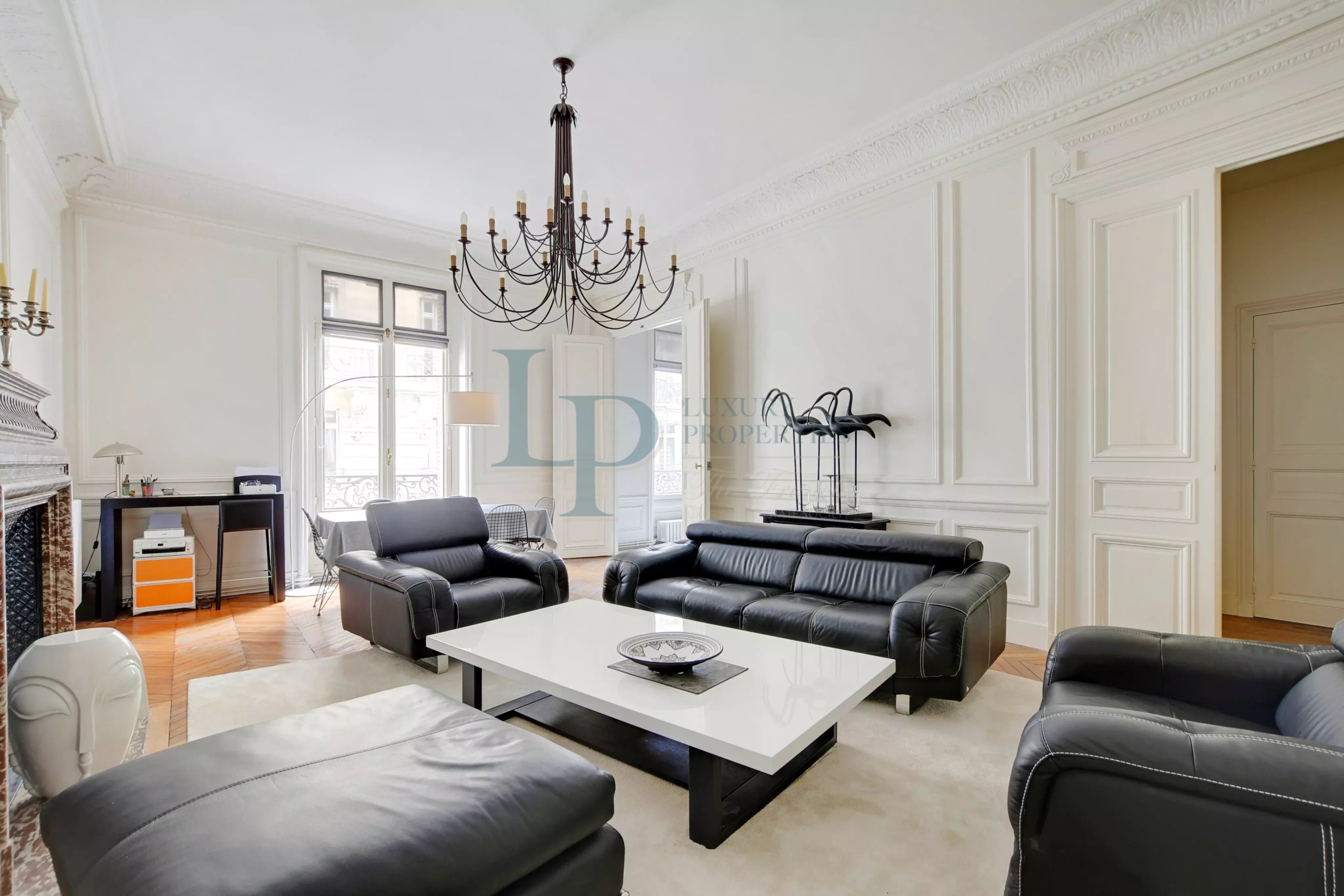 Parc Monceau – Appartement 4 pièces de 133.18 m2 – Ascenseur – Cave – Gardien – Immeuble de Grand Standing