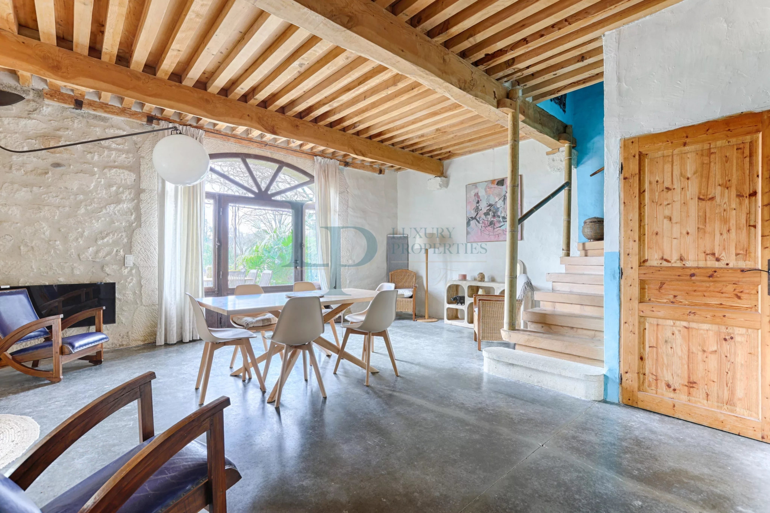 Domaine d’Exception & Mas Provençal au cœur des Alpilles – 5 Ha – Architecture authentique et 100 % naturelle – Piscine / Solarium / Dépendances – Potentiel Unique – Saint-Rémy-de-Provence