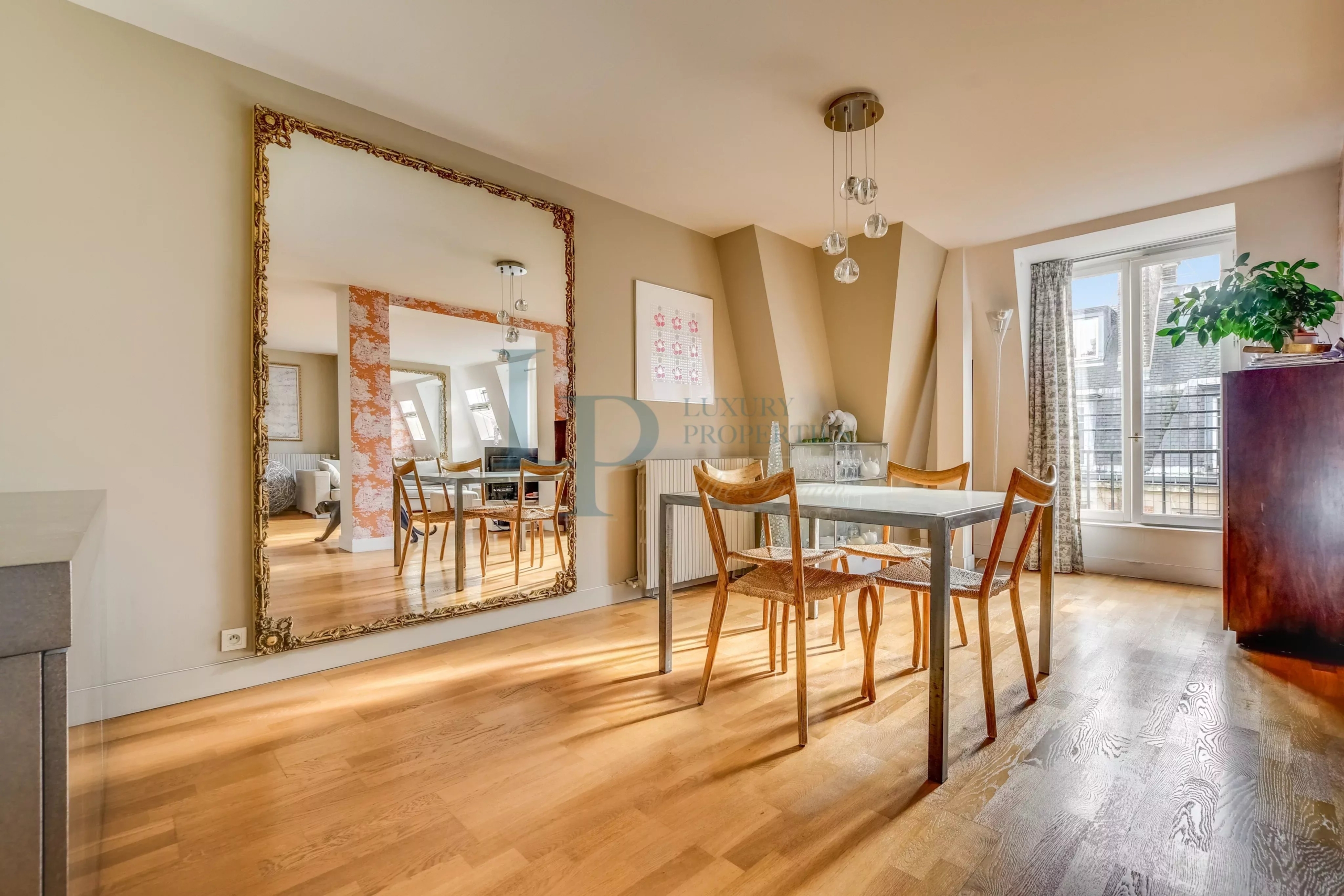 PARIS VIII – FAUBOURG SAINT-HONORÉ – Duplex en dernier étage – Vue cour classée – Esprit maison
