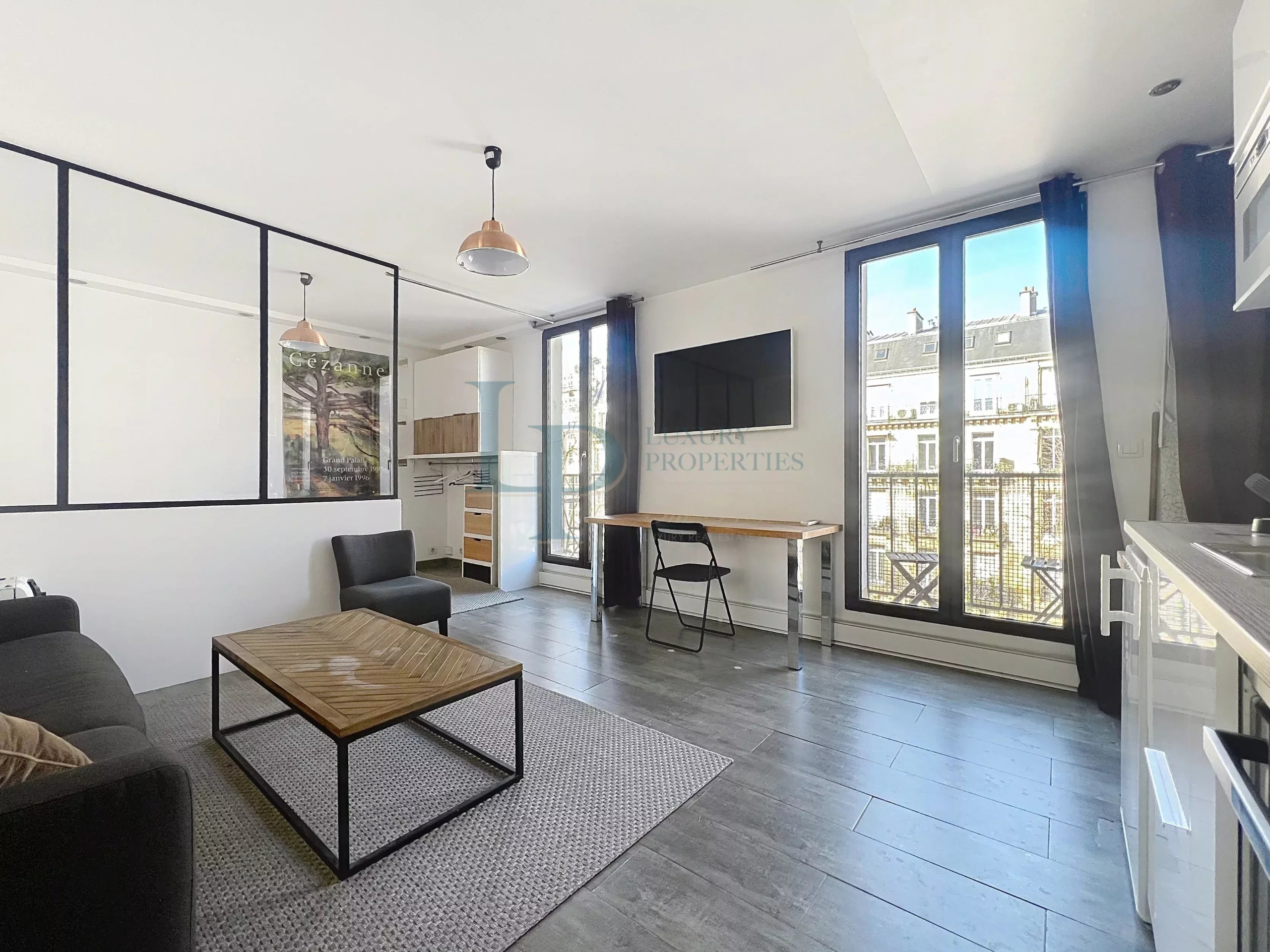 Exclusivité LUXURY PROPERTIES – Kléber / Boissière – Studio / 2 pièces – Étage élevé – Balcon filant – Vue dégagée – Lumineux – Cave