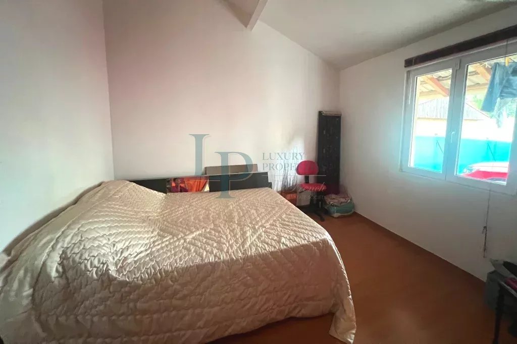 Maison 5 pièces 130 m² et dépendance 50 m² sur terrain de 1165 m² située à Paron