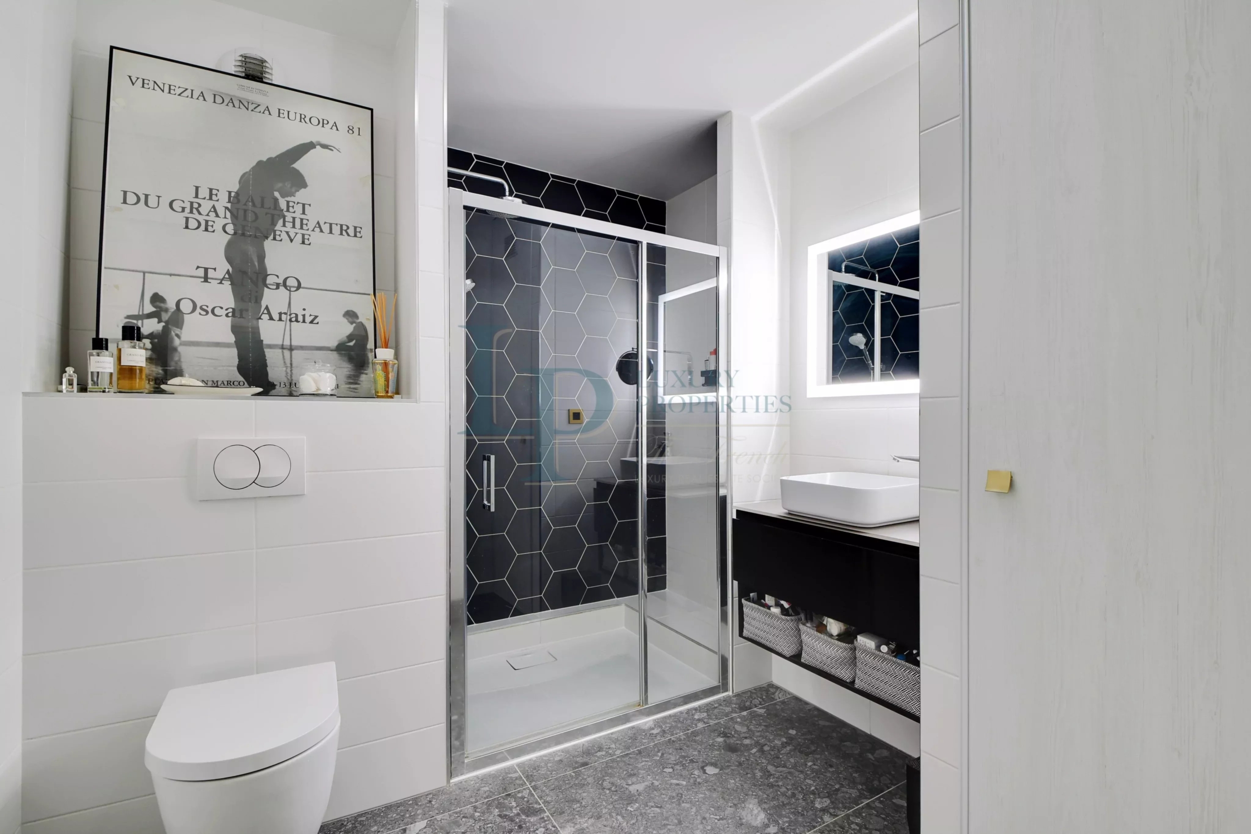 Exclusivité – Paris XVIII – Appartement deux pièces en parfait état – Terrasse – Parking