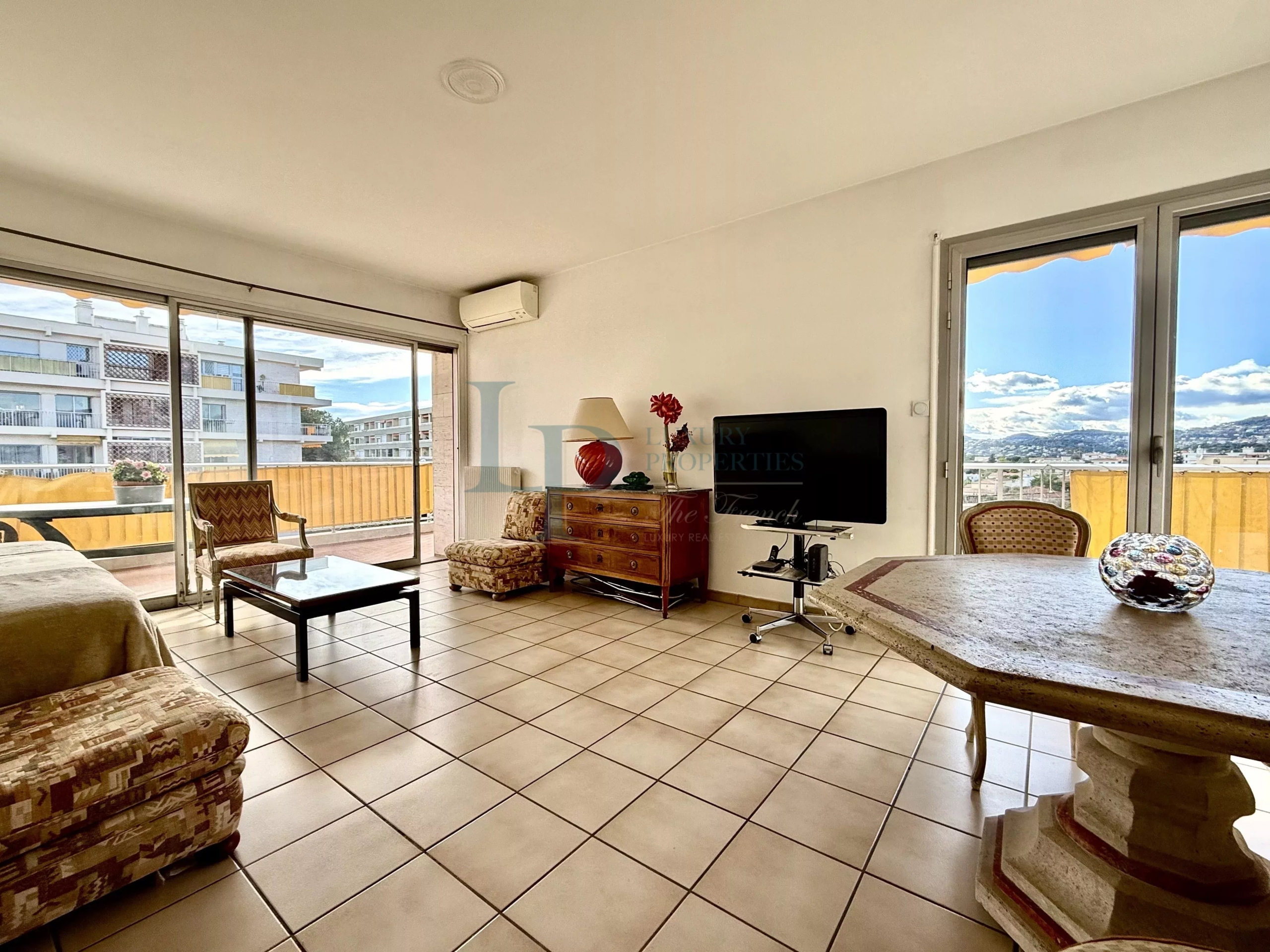 Appartement lumineux à Antibes avec piscine et tennis