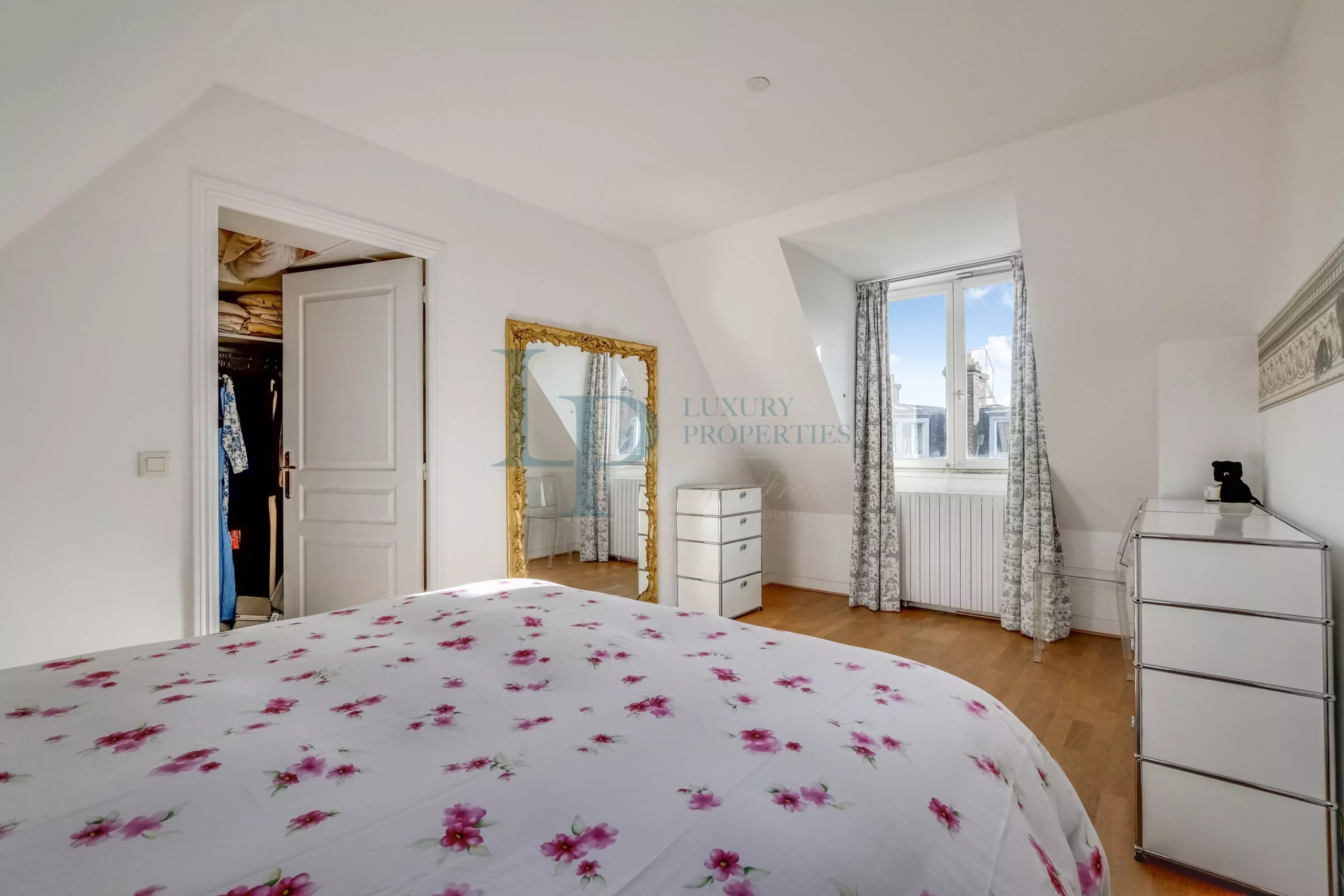 PARIS VIII – FAUBOURG SAINT-HONORÉ – Duplex en dernier étage – Vue cour classée – Esprit maison