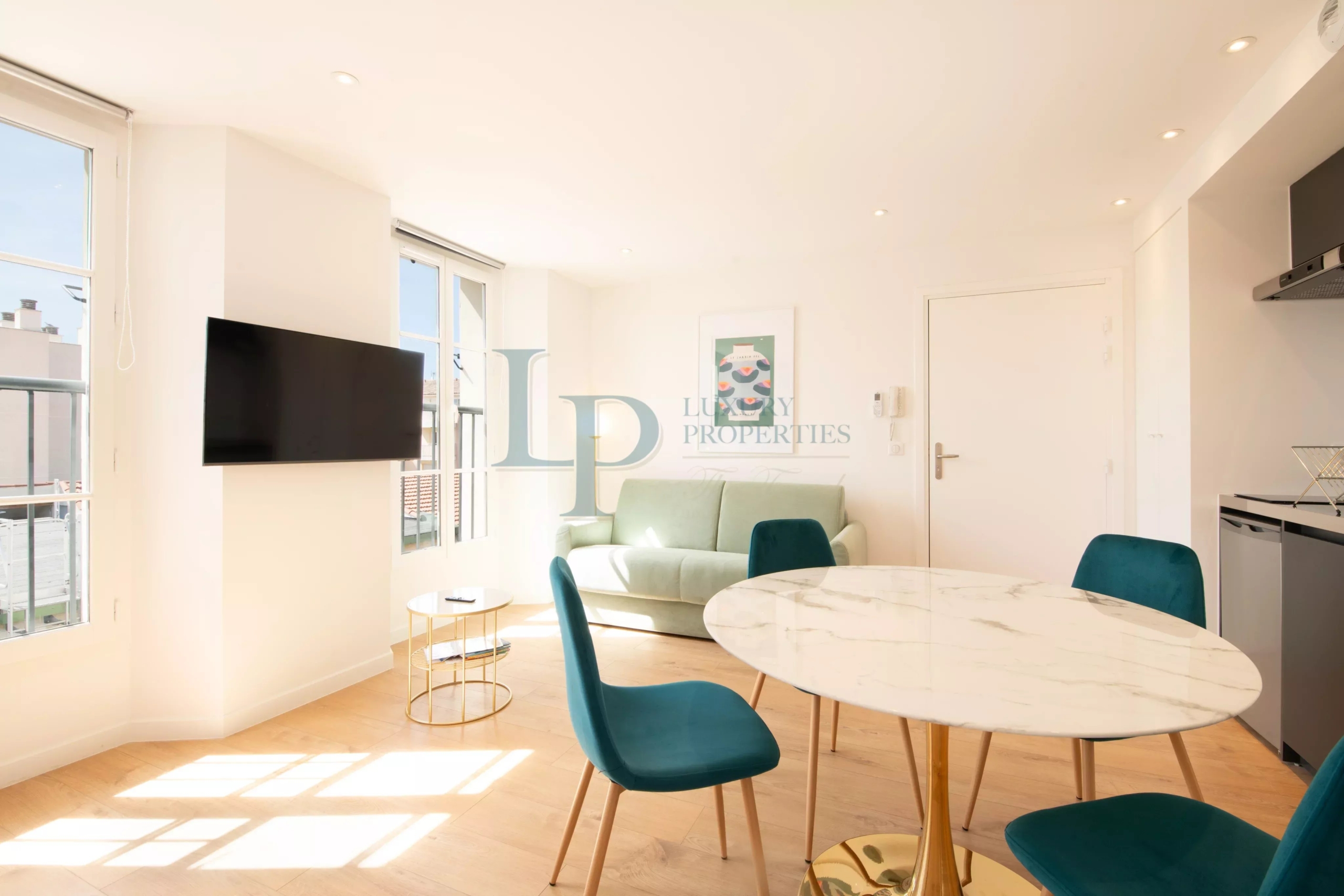 IDÉAL INVESTISSEUR – IMMEUBLE MEUBLÉ À FORT RENDEMENT AU CŒUR DE SAINTE-MAXIME