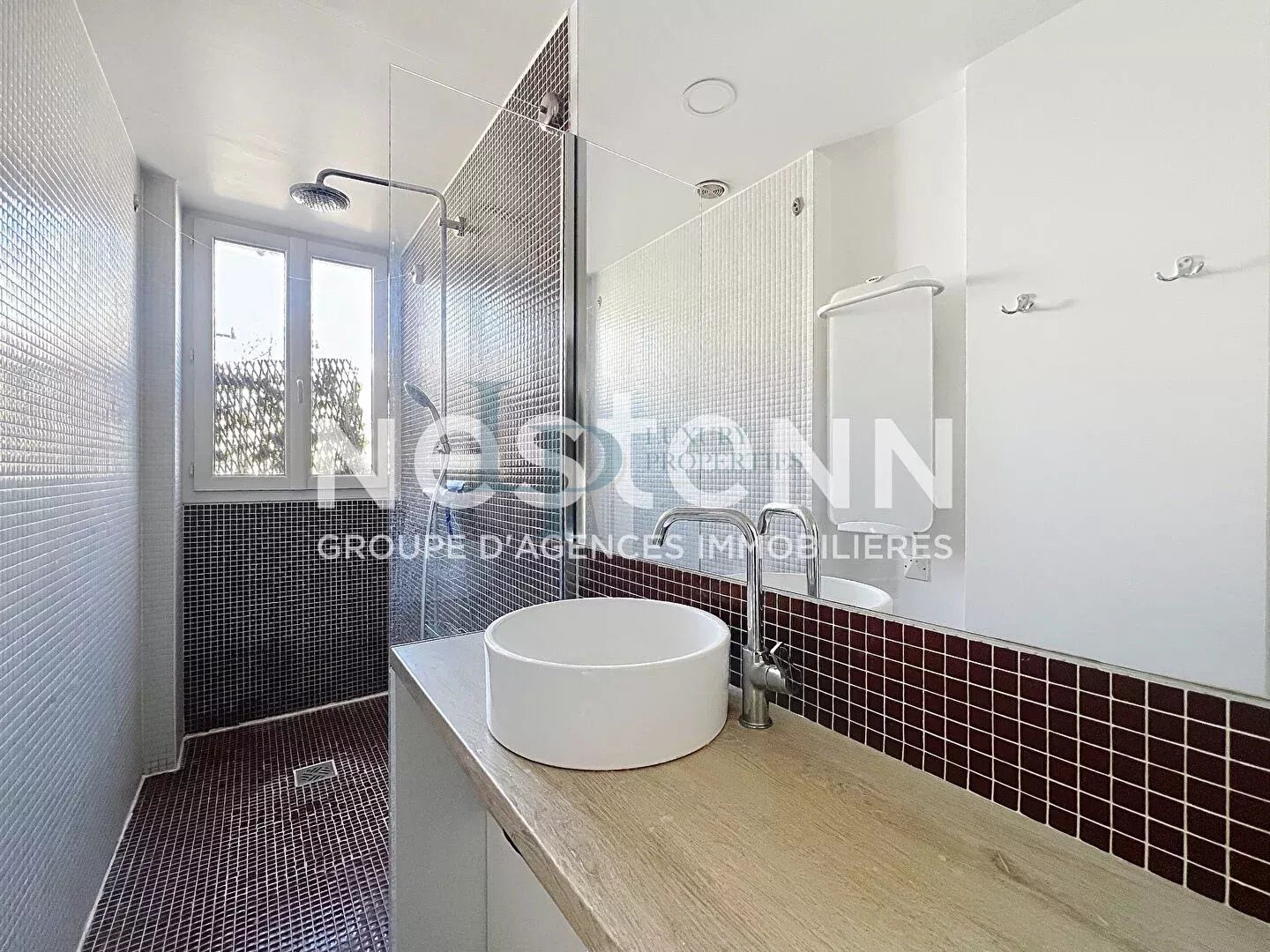 Exclusivité LUXURY PROPERTIES – Kléber / Boissière – Studio / 2 pièces – Étage élevé – Balcon filant – Vue dégagée – Lumineux – Cave