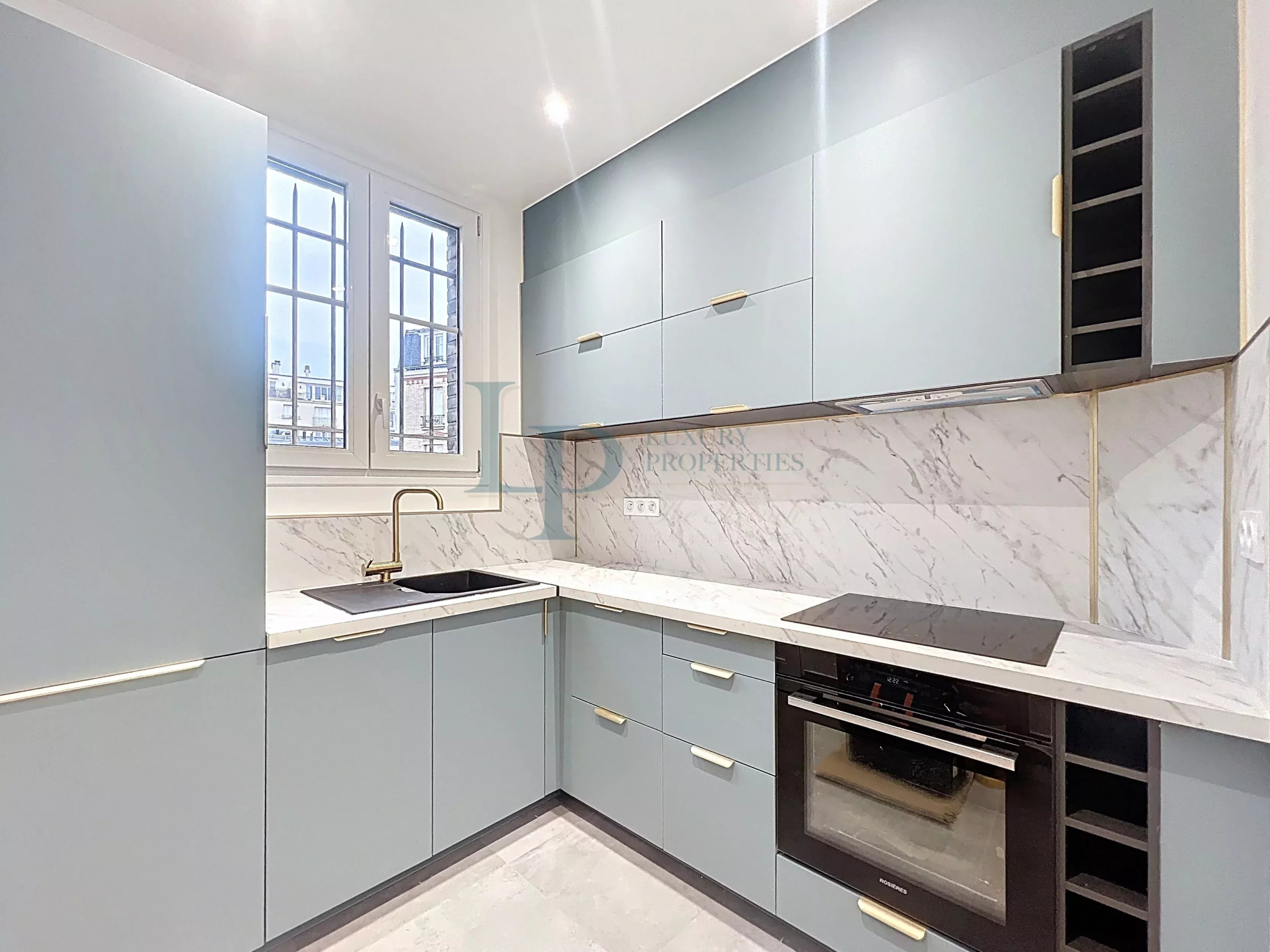 Paris XVI – Appartement 3 pièces entièrement rénové – Proche de toutes les commodités – Deux caves