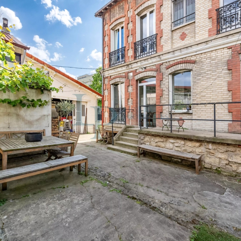 Pavillon familial ou projet d’investissement – 251.52 m² avec parcelle d’angle de 305 m² – jusqu’à 8 chambres – Jardin & potentiel constructible – Ivry-sur-Seine