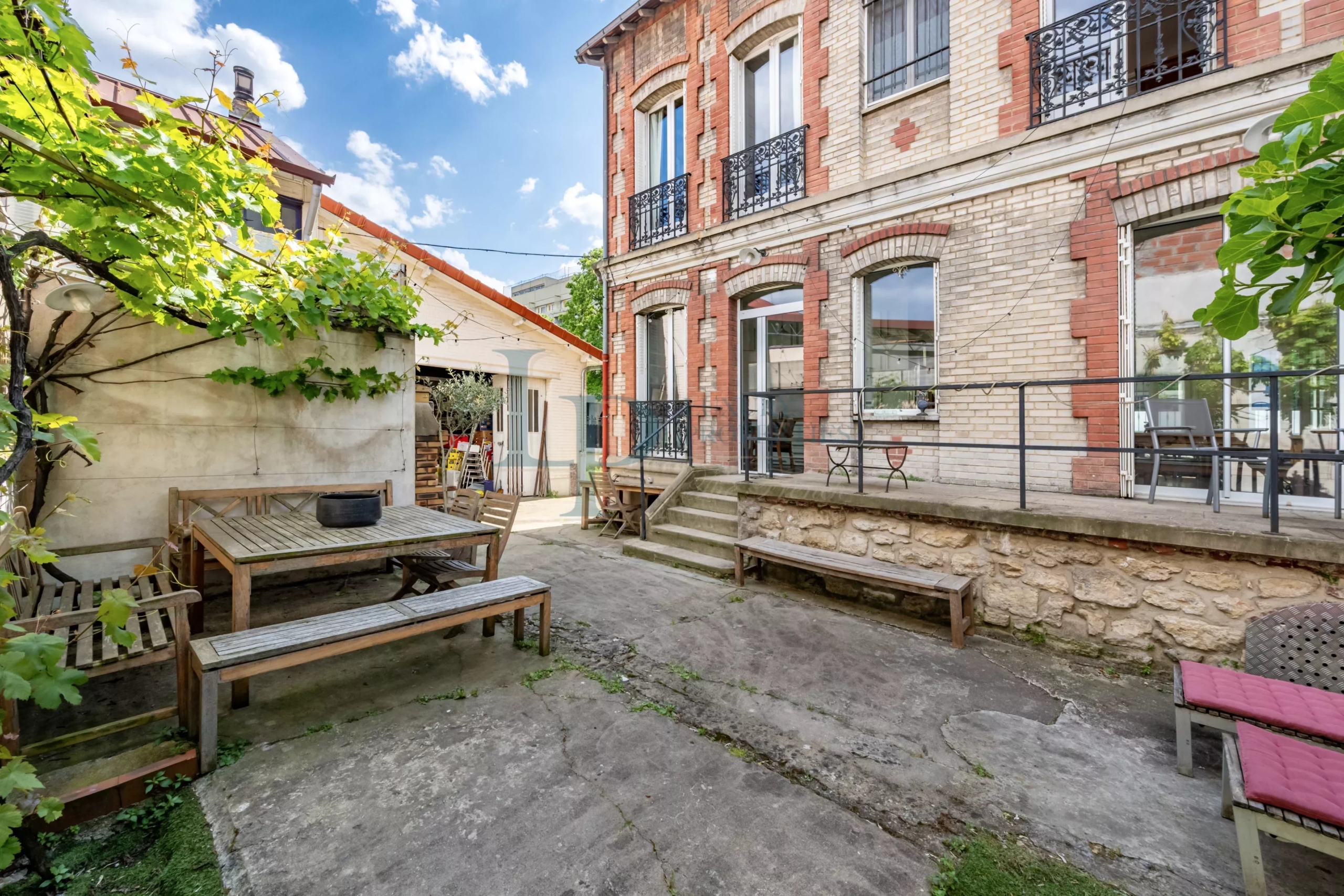 Pavillon familial ou projet d’investissement – 251.52 m² avec parcelle d’angle de 305 m² – jusqu’à 8 chambres – Jardin & potentiel constructible – Ivry-sur-Seine