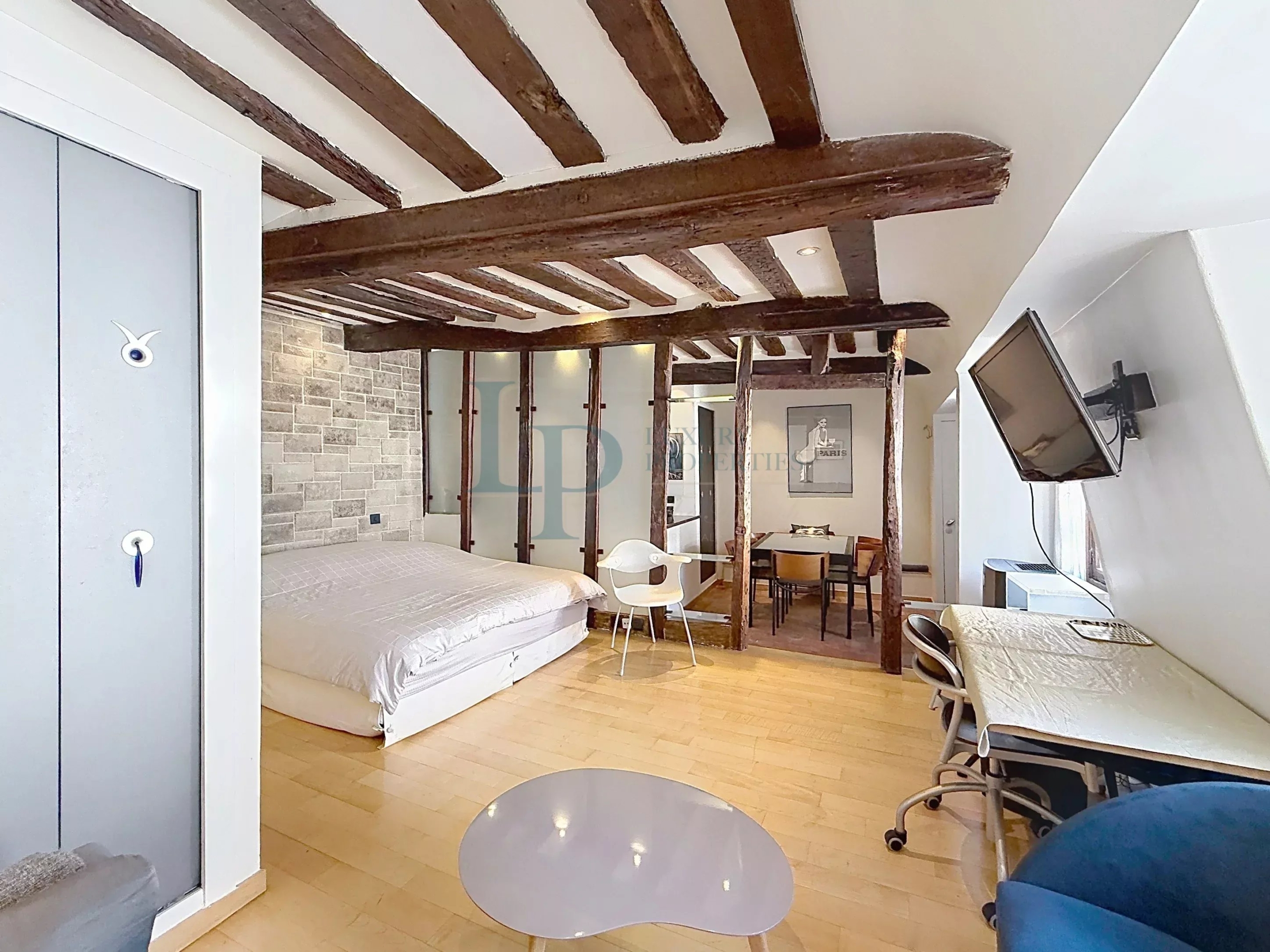Exclusivité – Île Saint-Louis – Studio / Deux pièces – Dernier étage – Charme parisien