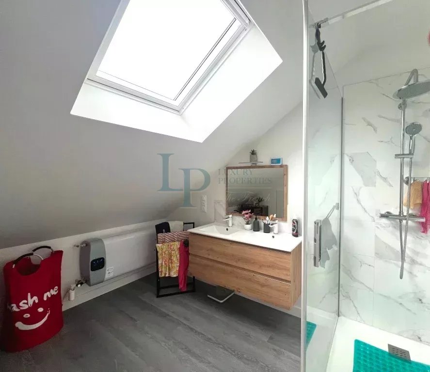 Maison 5 pièces 130 m² et dépendance 50 m² sur terrain de 1165 m² située à Paron