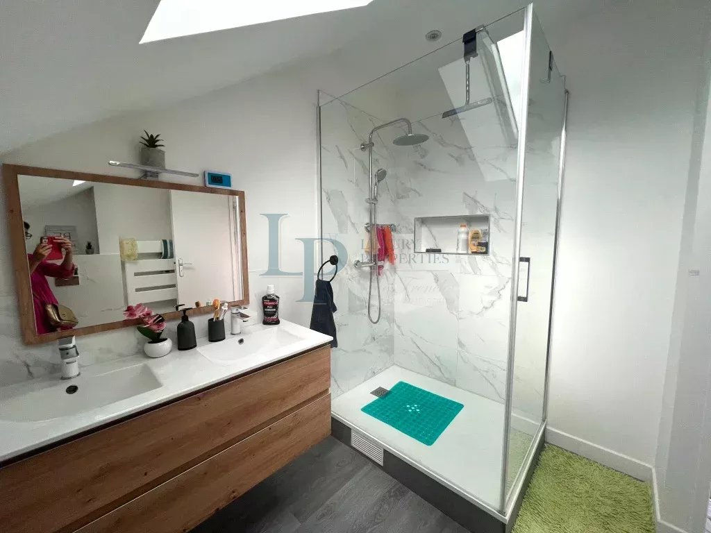 Maison 5 pièces 130 m² et dépendance 50 m² sur terrain de 1165 m² située à Paron