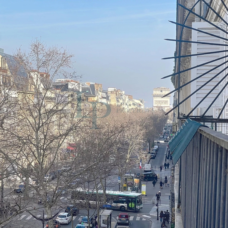 Exclusivité LUXURY PROPERTIES – Kléber / Boissière – Studio / 2 pièces – Étage élevé – Balcon filant – Vue dégagée – Lumineux – Cave