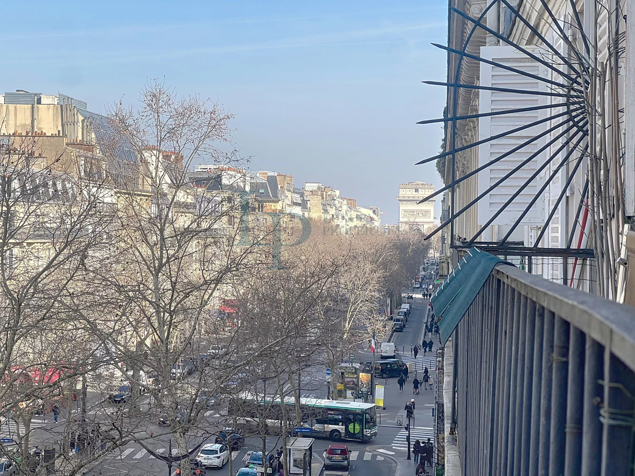 Exclusivité LUXURY PROPERTIES – Kléber / Boissière – Studio / 2 pièces – Étage élevé – Balcon filant – Vue dégagée – Lumineux – Cave