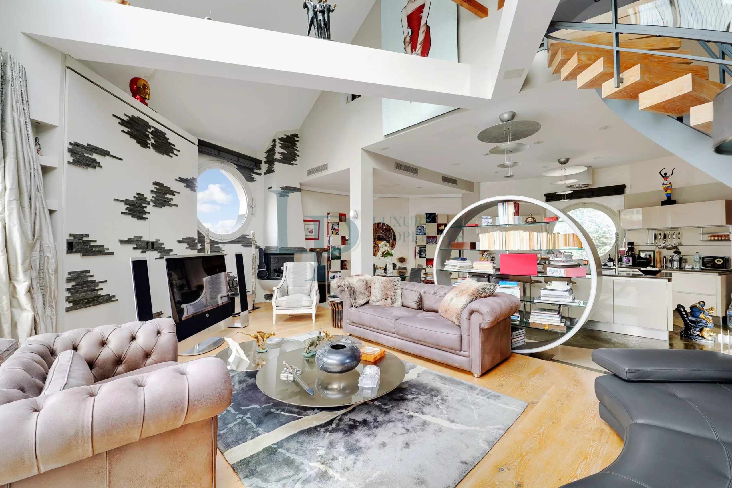 Exclusivité  – Face à l’Hippodrome de Saint-Cloud – Comme une Maison – Terrasse – Cave – Parkings – Piscine