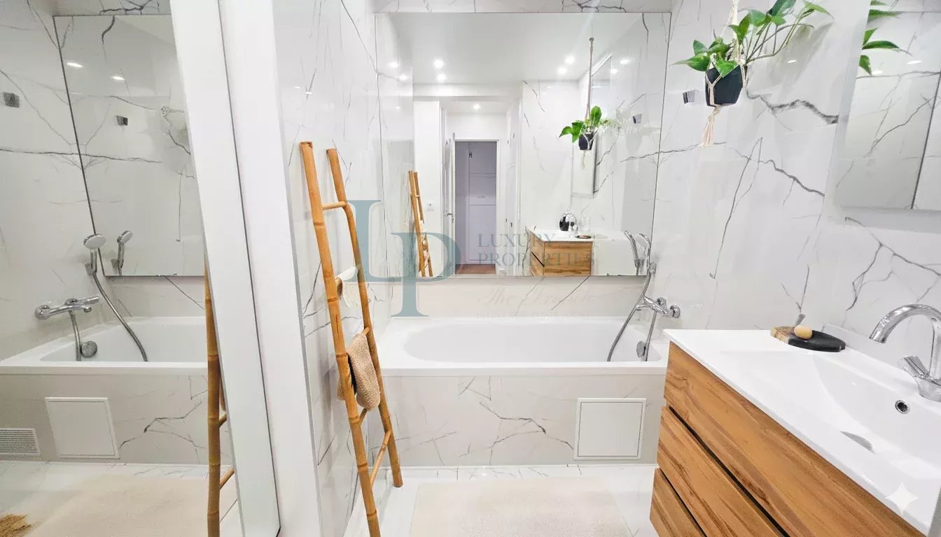 Appartement spacieux  5 pièces Vue Tour Eiffel et dégagée