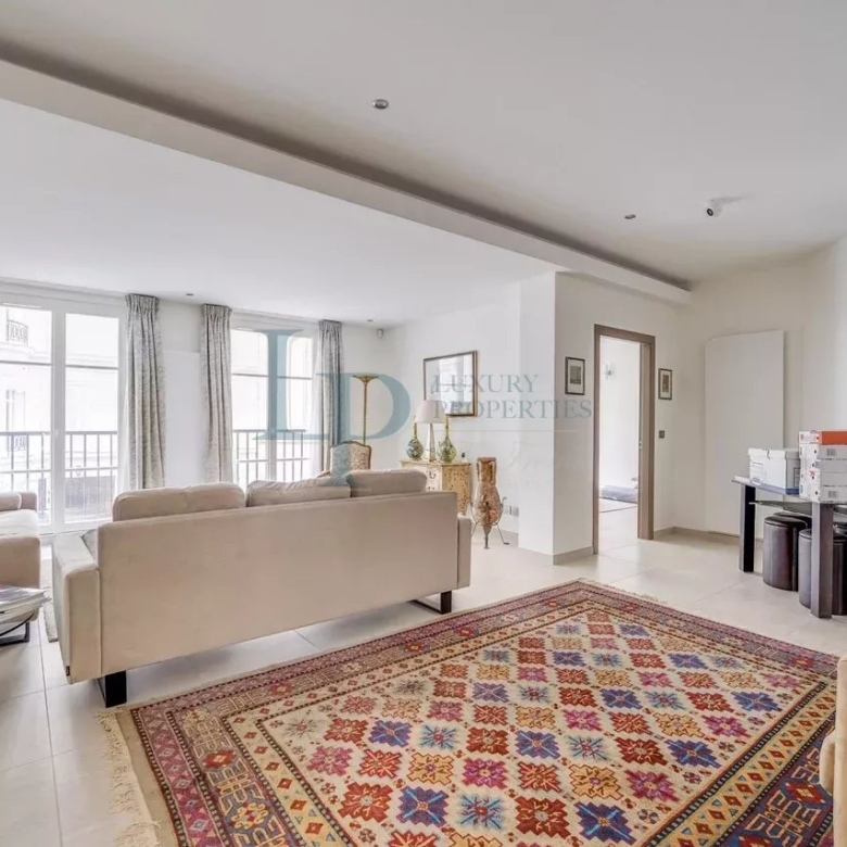 Spacieux appartement de prestige à Paris 8