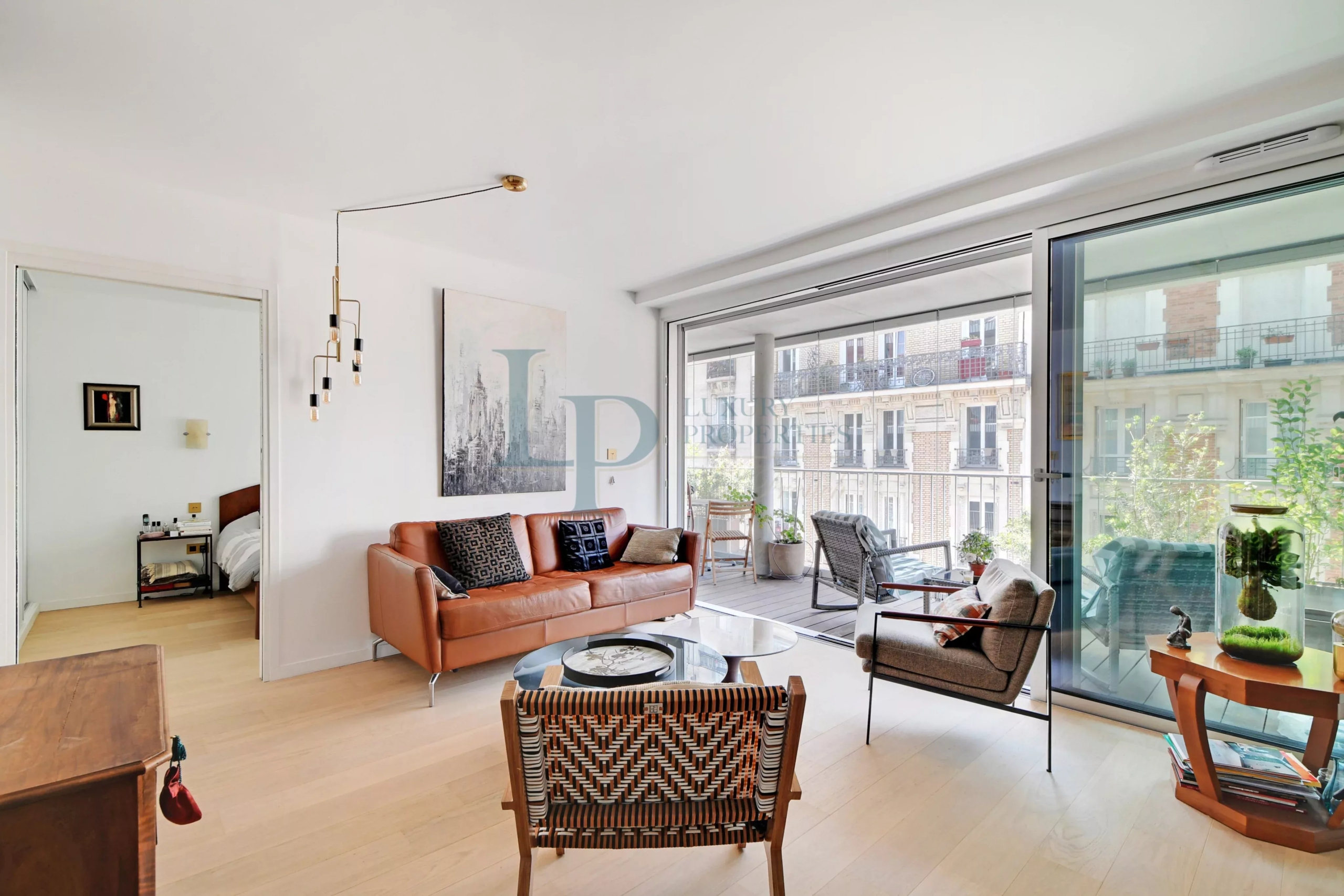 Exclusivité – Paris XVIII – Appartement deux pièces en parfait état – Terrasse – Parking