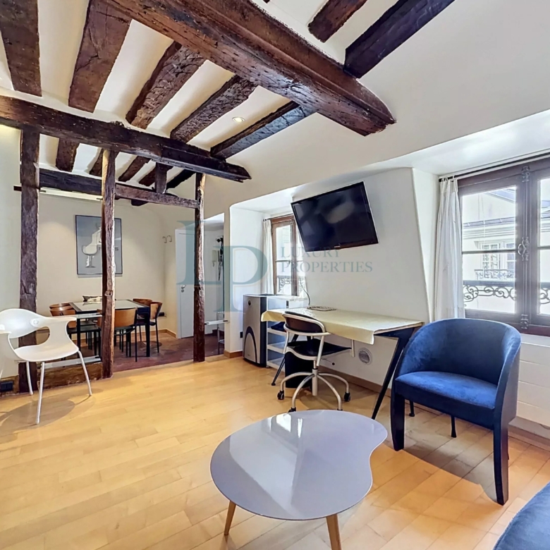 Exclusivité – Île Saint-Louis – Studio / Deux pièces – Dernier étage – Charme parisien