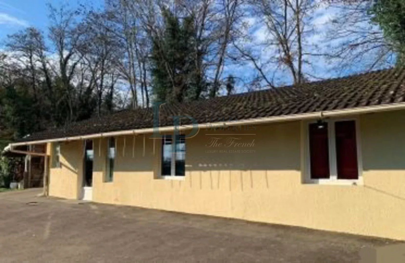 Maison 5 pièces 130 m² et dépendance 50 m² sur terrain de 1165 m² située à Paron
