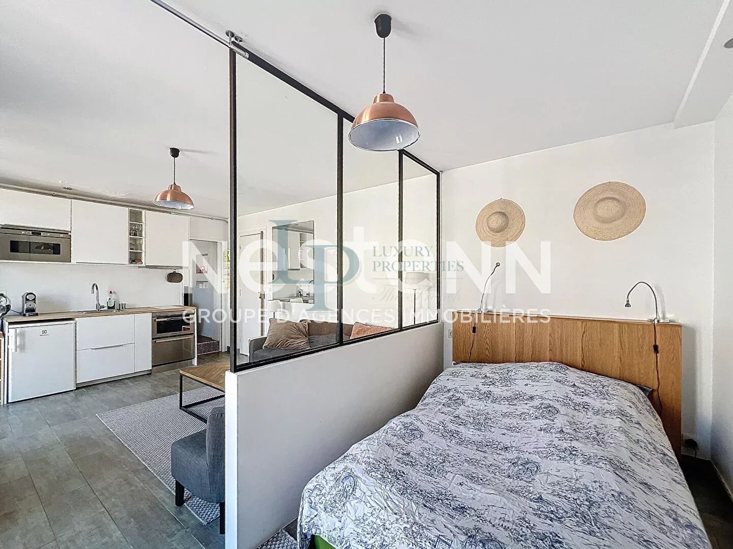 Exclusivité LUXURY PROPERTIES – Kléber / Boissière – Studio / 2 pièces – Étage élevé – Balcon filant – Vue dégagée – Lumineux – Cave