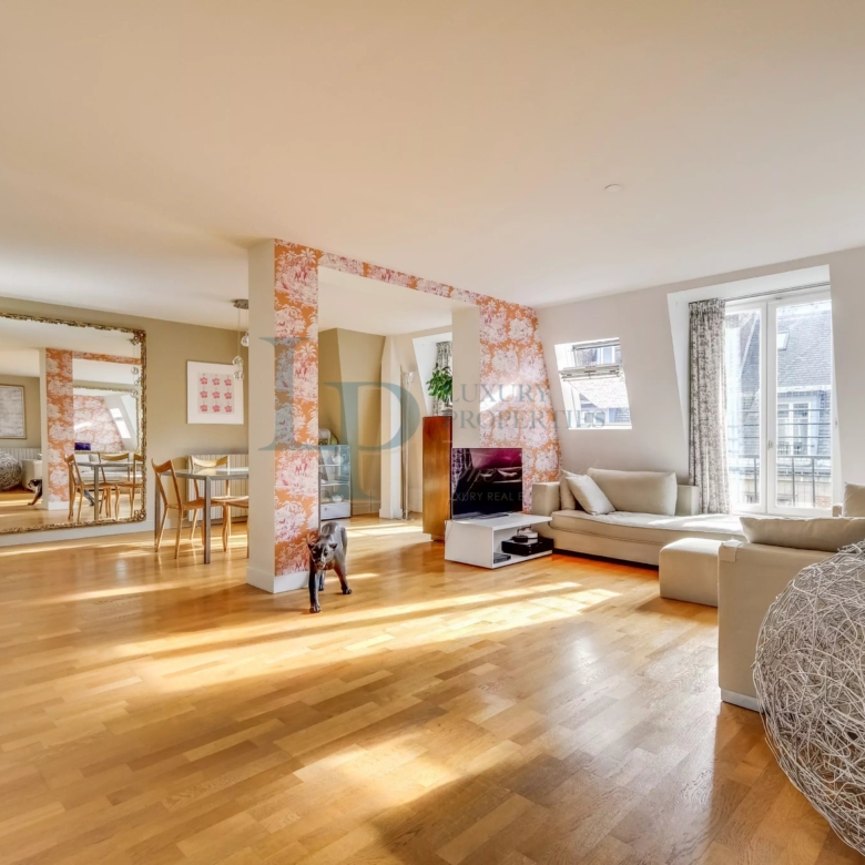 PARIS VIII – FAUBOURG SAINT-HONORÉ – Duplex en dernier étage – Vue cour classée – Esprit maison