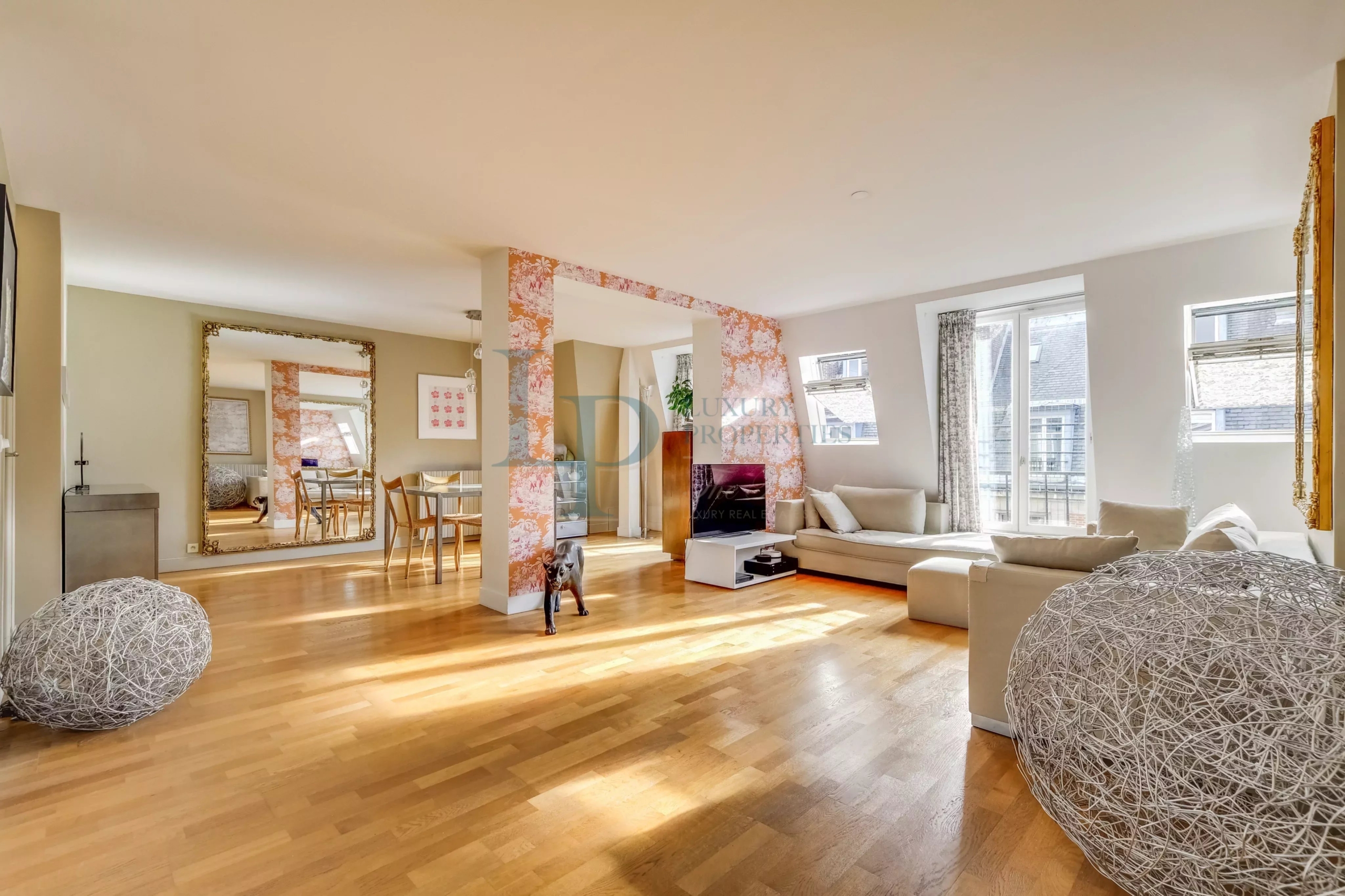 PARIS VIII – FAUBOURG SAINT-HONORÉ – Duplex en dernier étage – Vue cour classée – Esprit maison