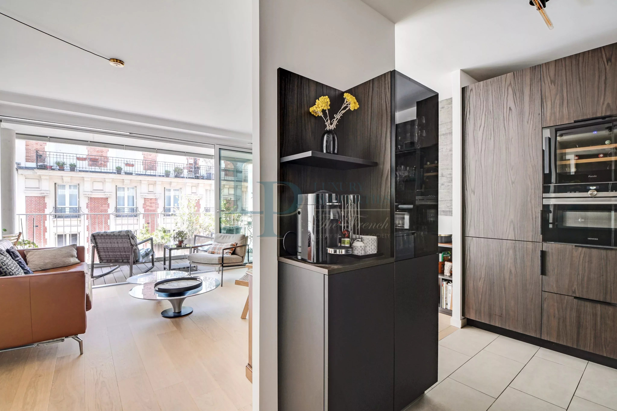 Exclusivité – Paris XVIII – Appartement deux pièces en parfait état – Terrasse – Parking