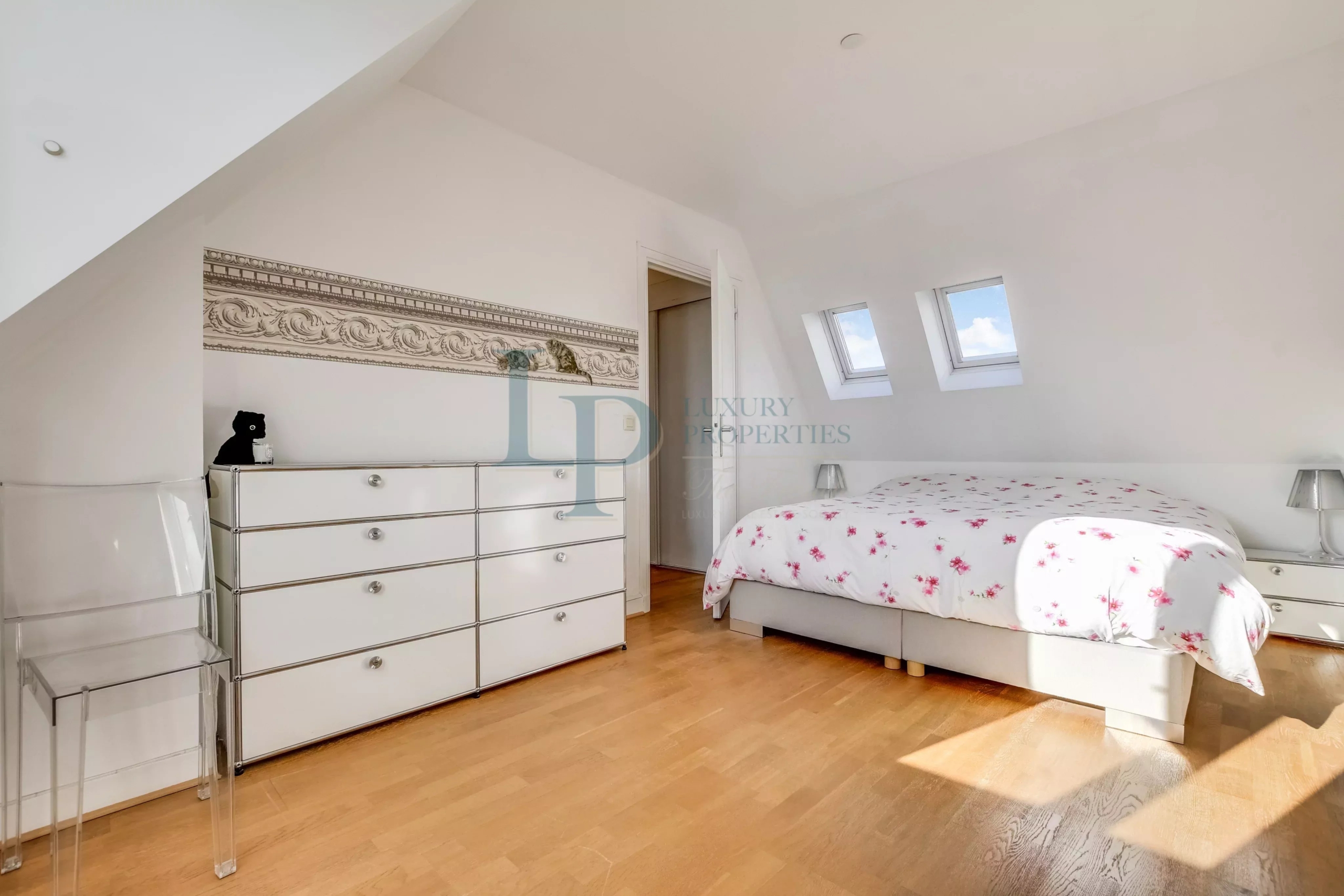 PARIS VIII – FAUBOURG SAINT-HONORÉ – Duplex en dernier étage – Vue cour classée – Esprit maison