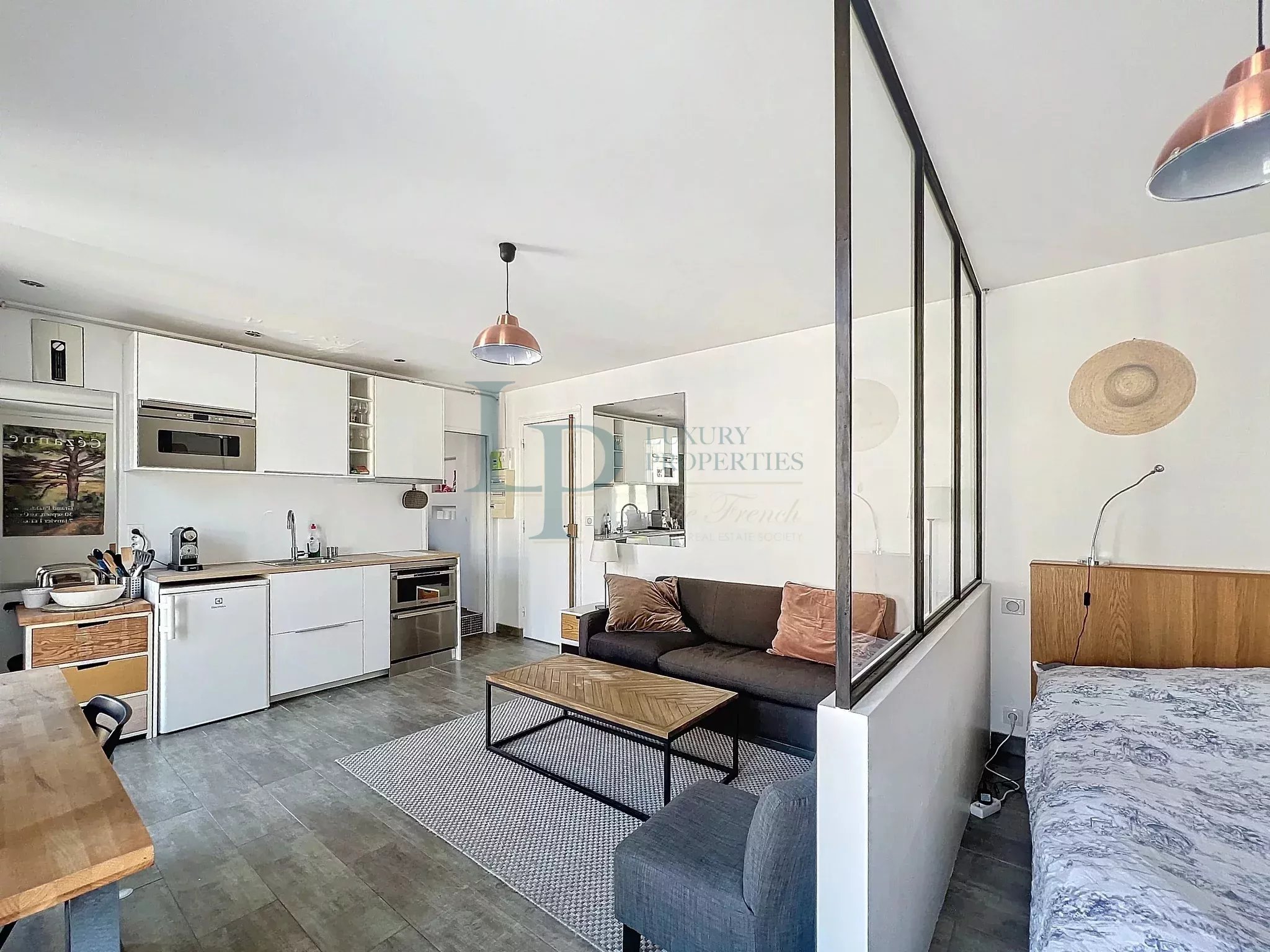 Exclusivité LUXURY PROPERTIES – Kléber / Boissière – Studio / 2 pièces – Étage élevé – Balcon filant – Vue dégagée – Lumineux – Cave