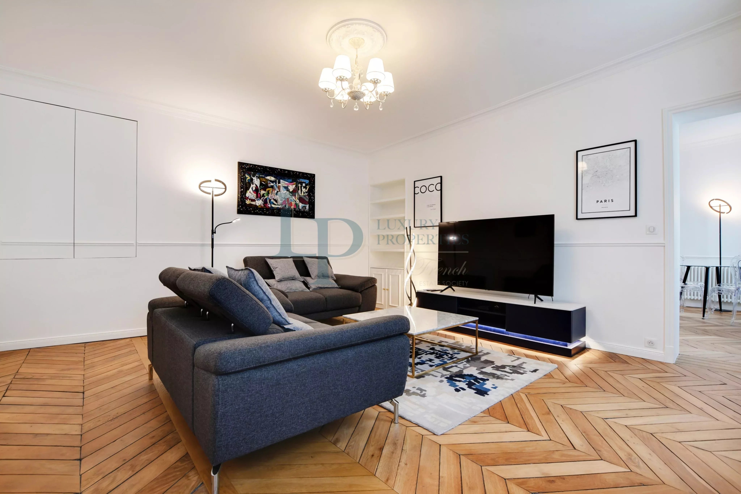 Exclusivité – Paris 8 – Triangle d’Or – Appartement rénové de 81 m2 – Cave – Vendu meublé
