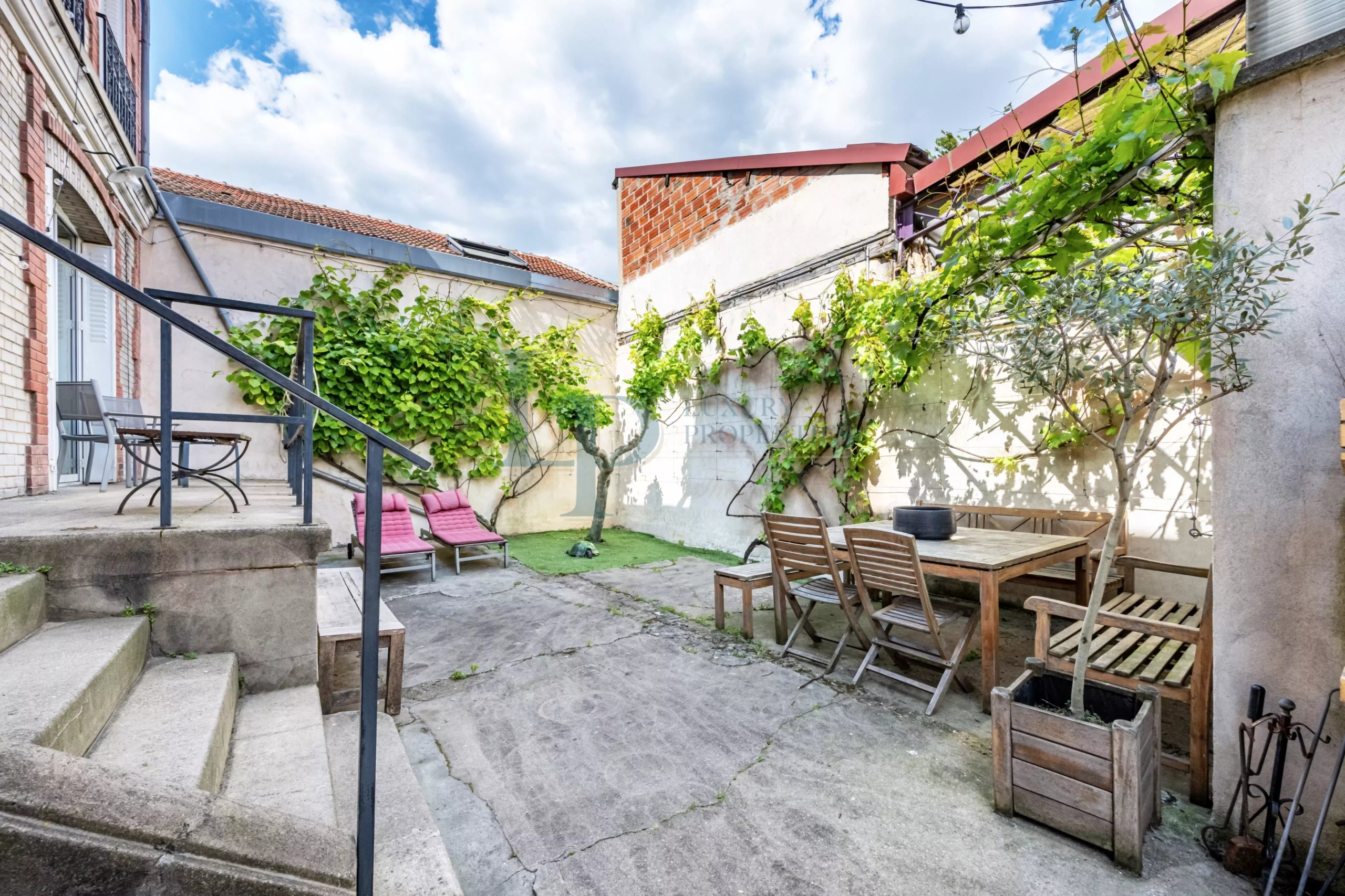 Pavillon familial ou projet d’investissement – 251.52 m² avec parcelle d’angle de 305 m² – jusqu’à 8 chambres – Jardin & potentiel constructible – Ivry-sur-Seine