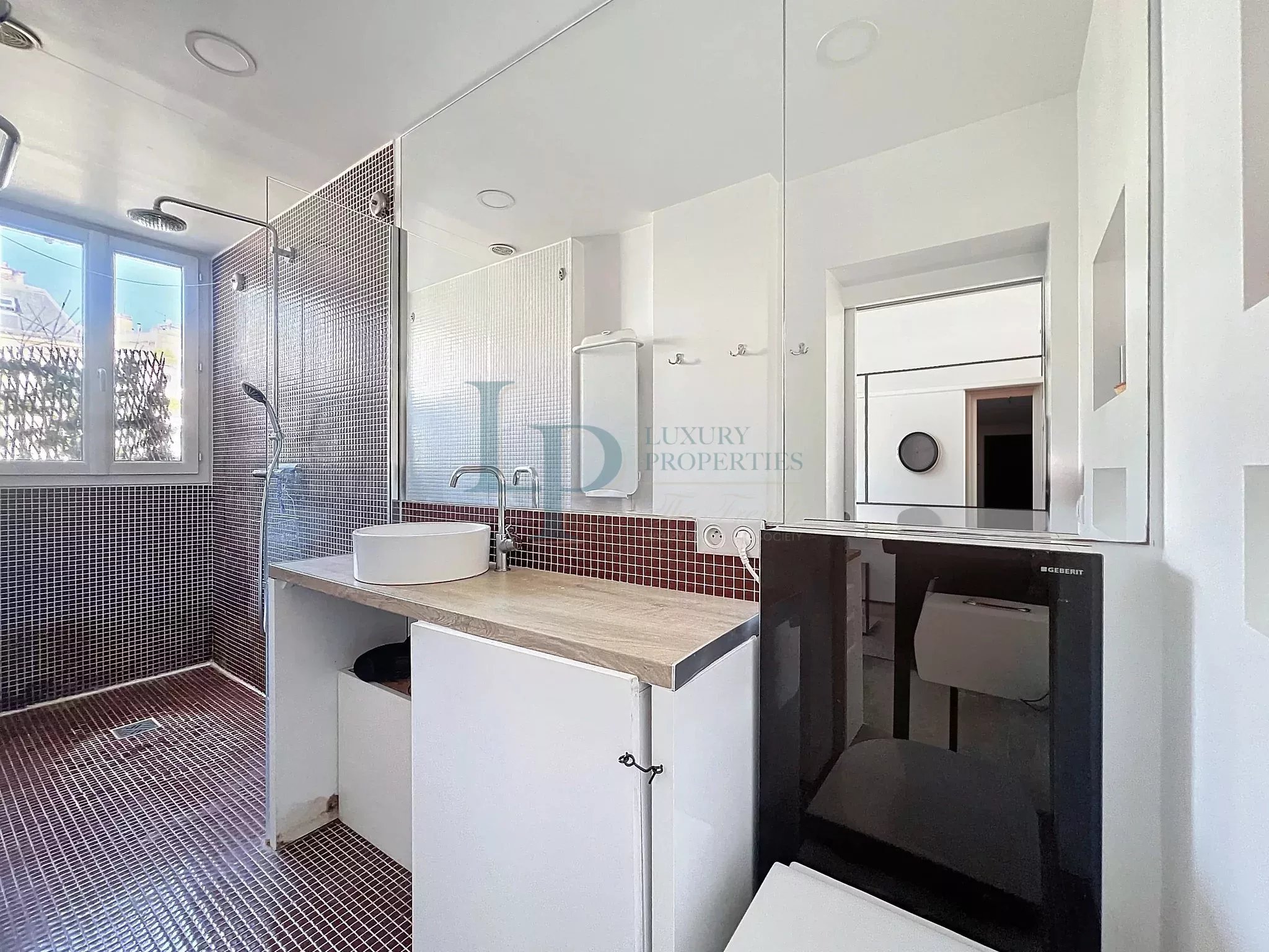 Exclusivité LUXURY PROPERTIES – Kléber / Boissière – Studio / 2 pièces – Étage élevé – Balcon filant – Vue dégagée – Lumineux – Cave