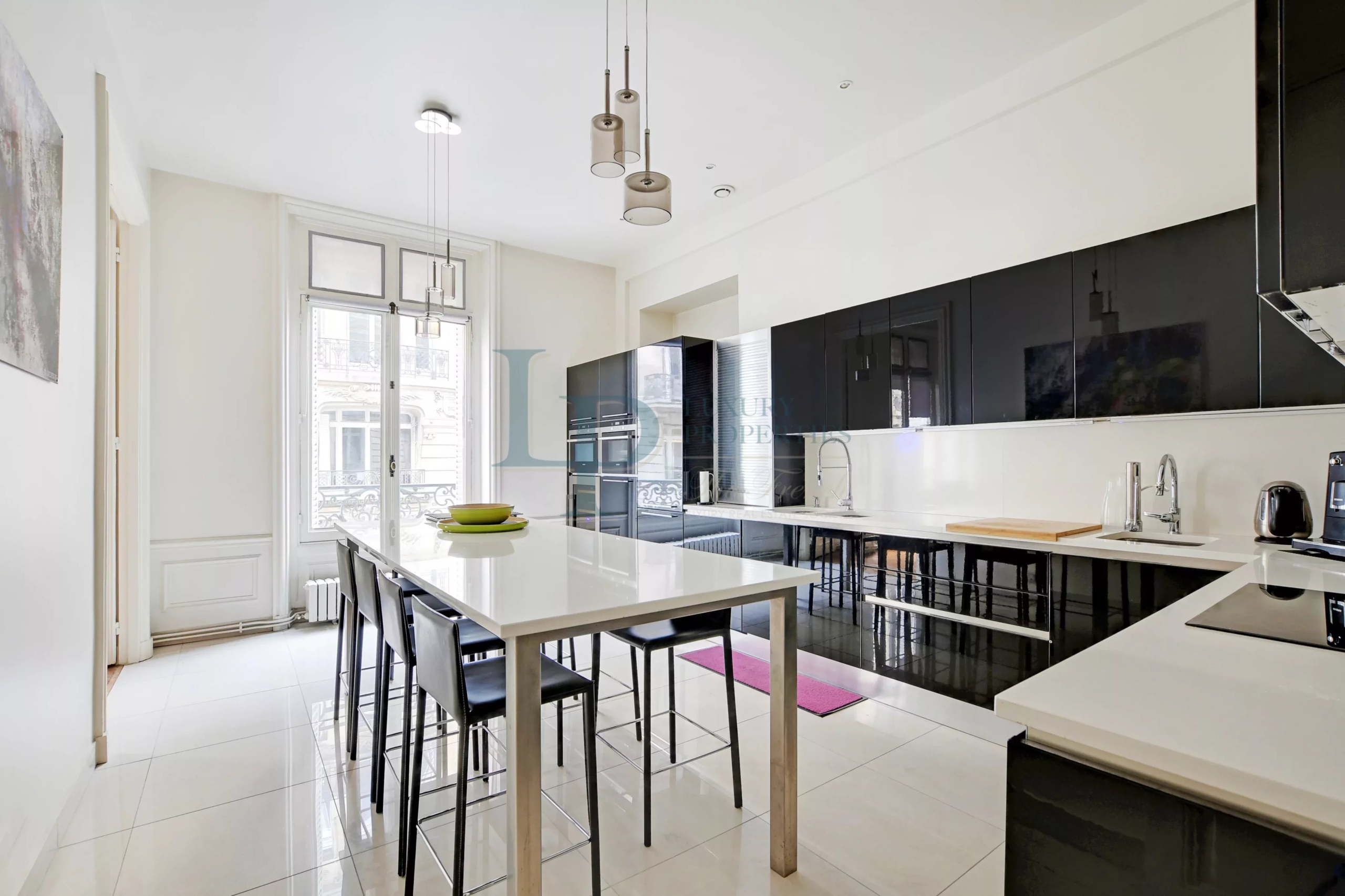 Parc Monceau – Appartement 4 pièces de 133.18 m2 – Ascenseur – Cave – Gardien – Immeuble de Grand Standing