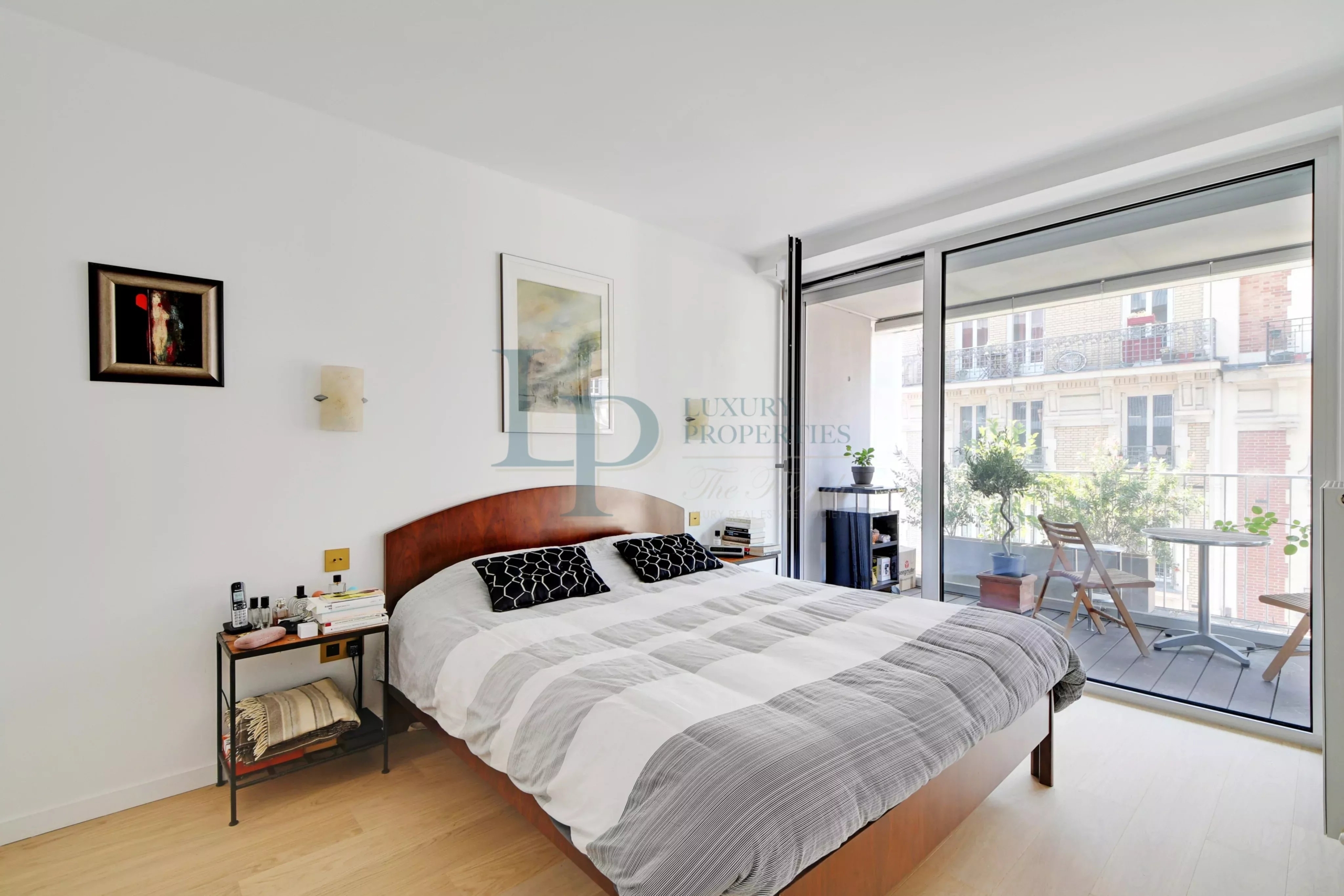 Exclusivité – Paris XVIII – Appartement deux pièces en parfait état – Terrasse – Parking
