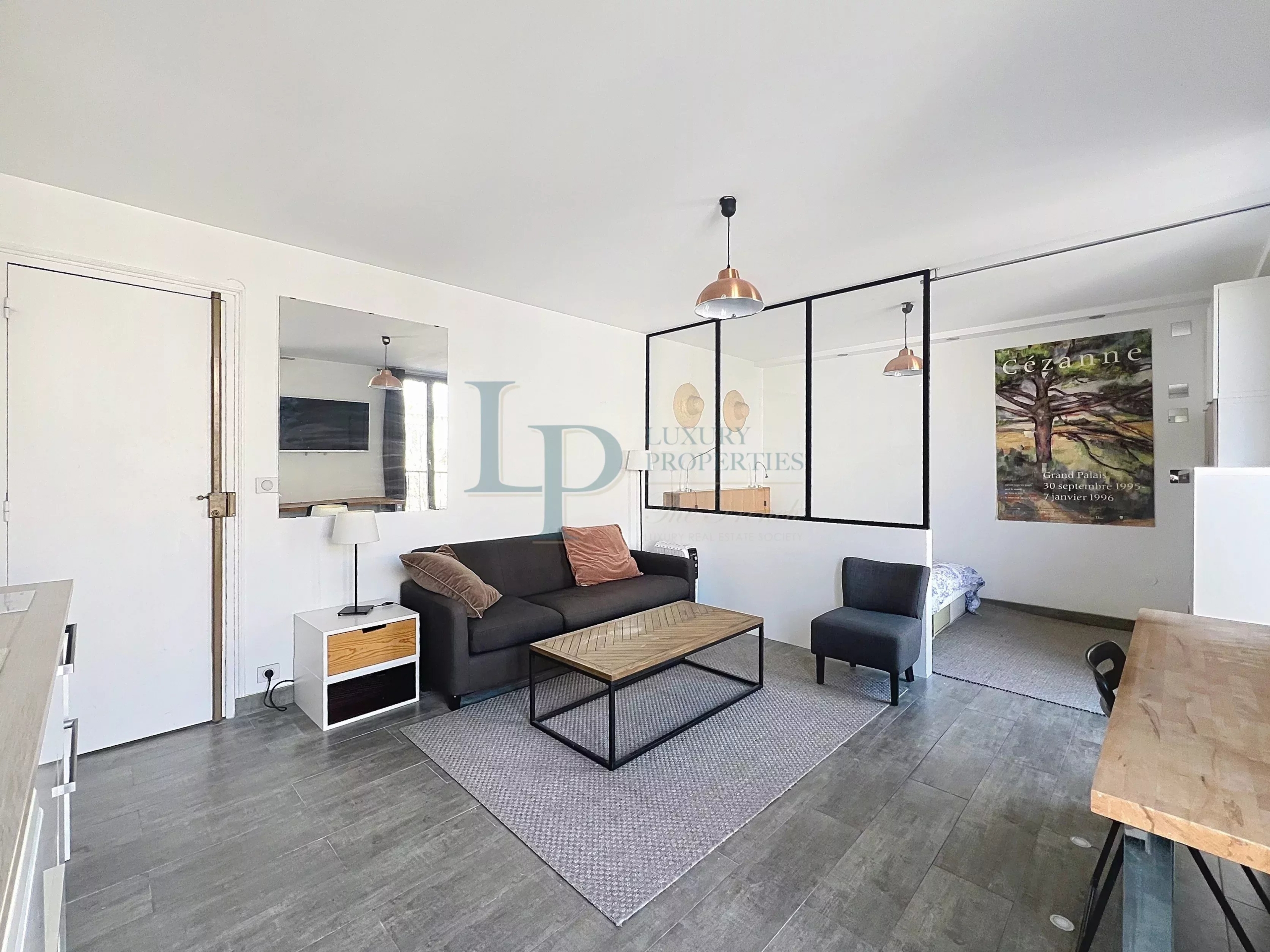 Exclusivité LUXURY PROPERTIES – Kléber / Boissière – Studio / 2 pièces – Étage élevé – Balcon filant – Vue dégagée – Lumineux – Cave