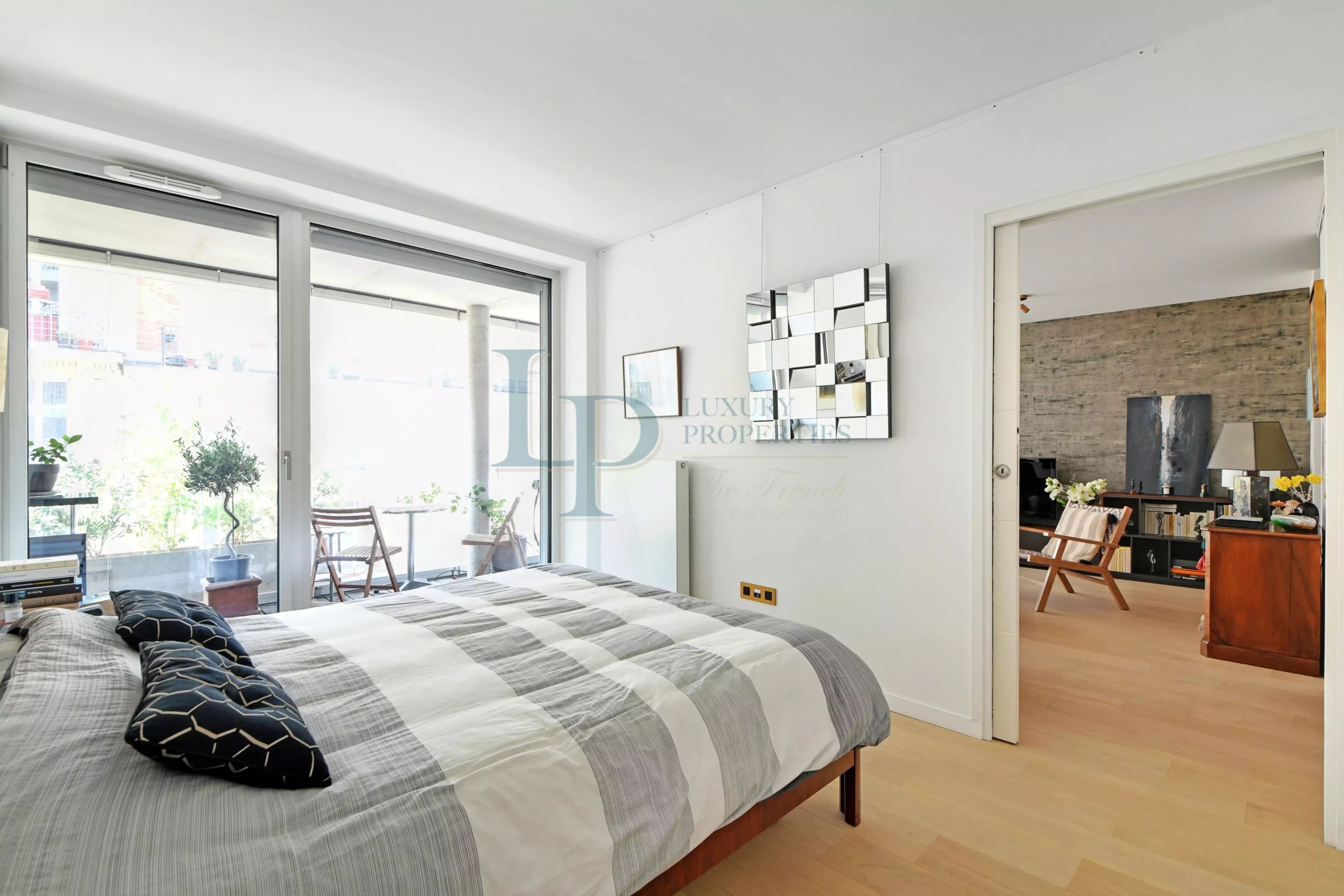 Exclusivité – Paris XVIII – Appartement deux pièces en parfait état – Terrasse – Parking