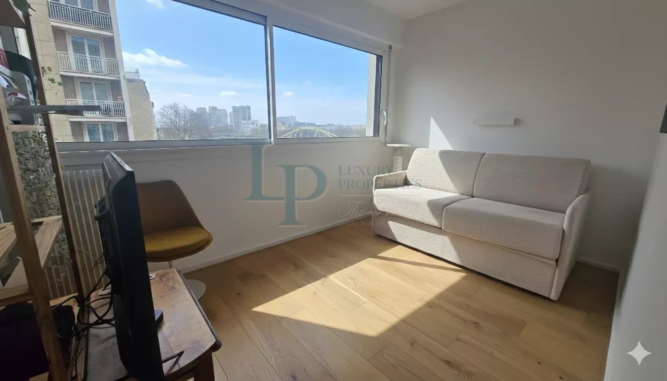 Appartement spacieux  5 pièces Vue Tour Eiffel et dégagée