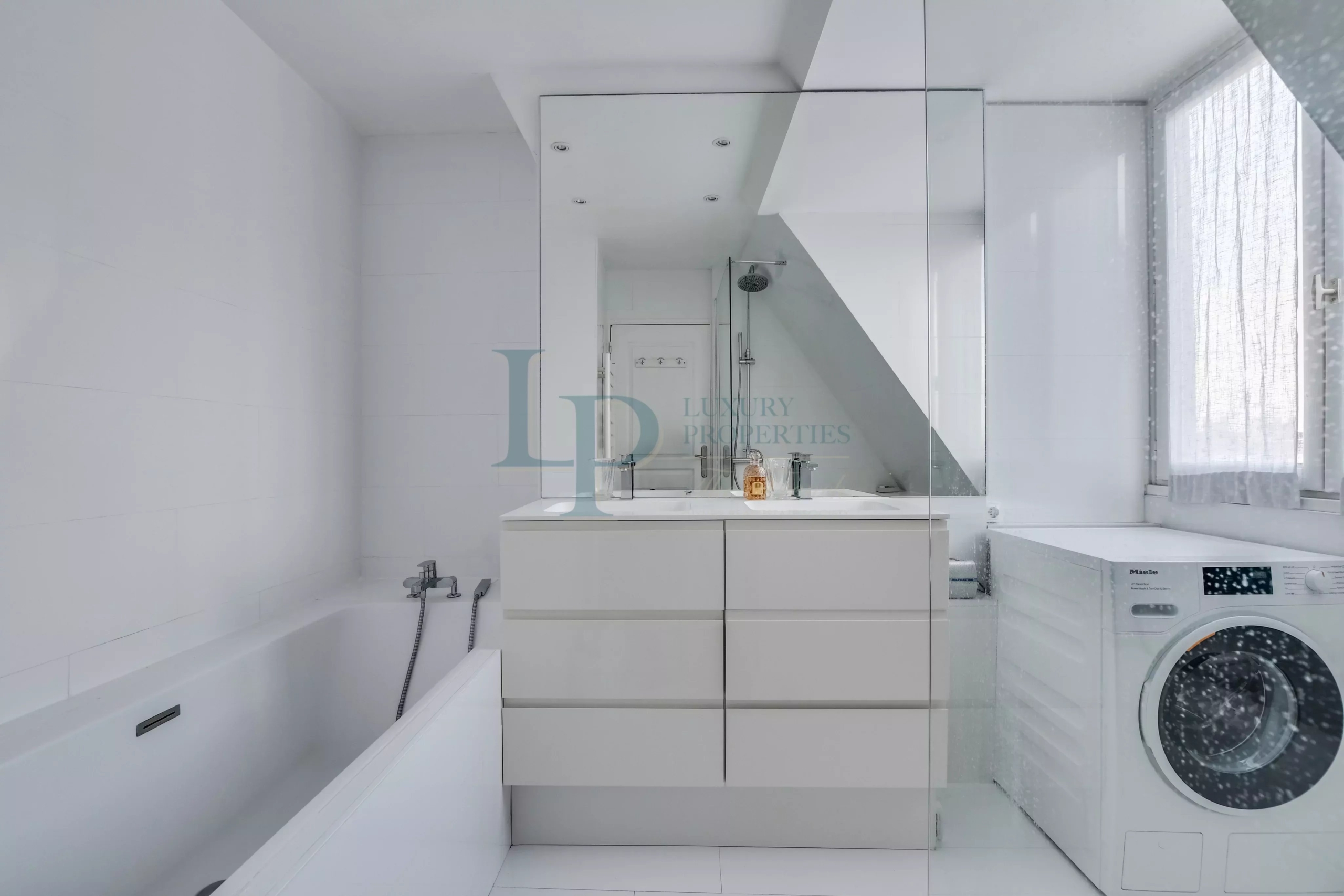 PARIS VIII – FAUBOURG SAINT-HONORÉ – Duplex en dernier étage – Vue cour classée – Esprit maison
