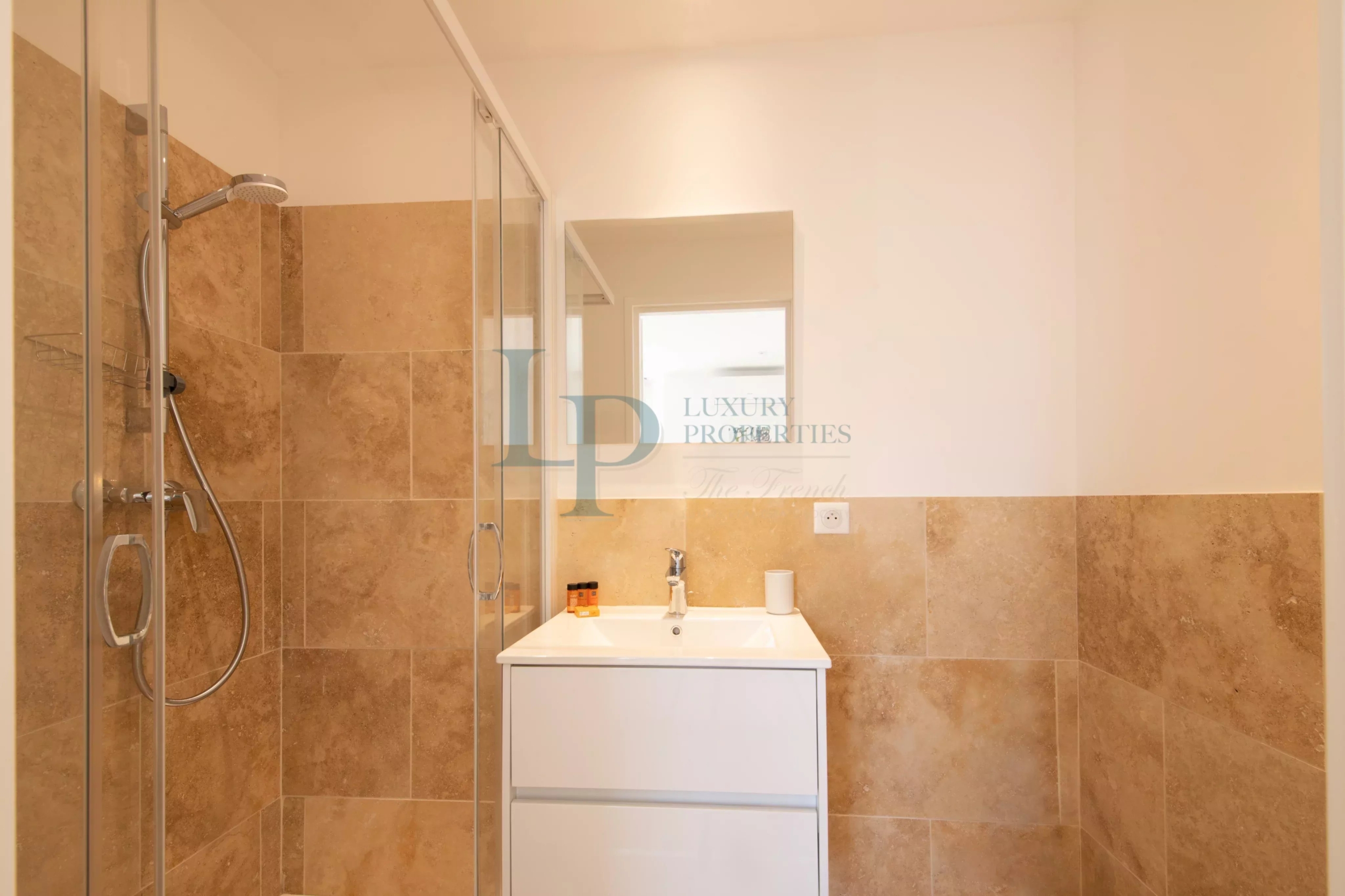IDÉAL INVESTISSEUR – IMMEUBLE MEUBLÉ À FORT RENDEMENT AU CŒUR DE SAINTE-MAXIME