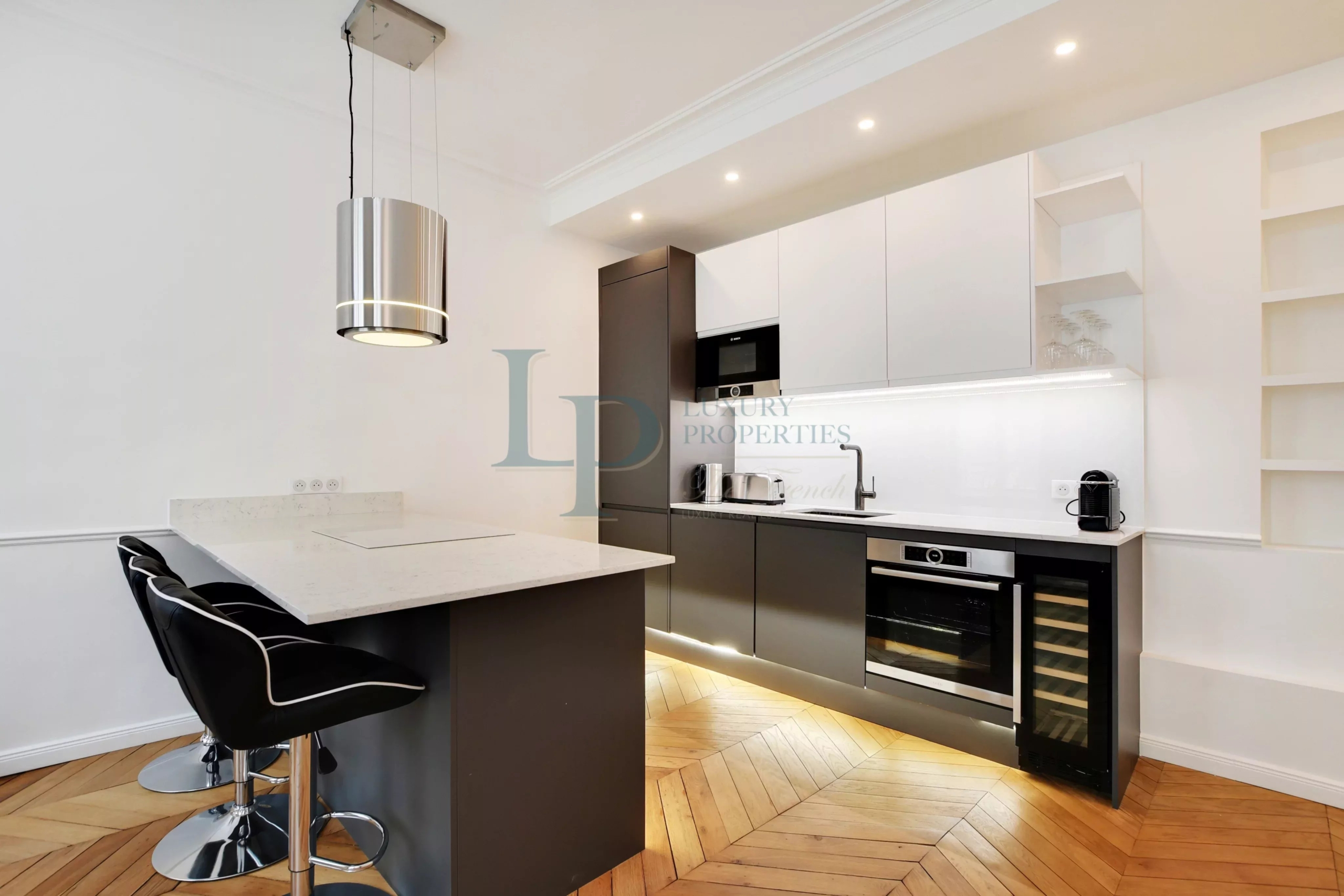 Exclusivité – Paris 8 – Triangle d’Or – Appartement rénové de 81 m2 – Cave – Vendu meublé