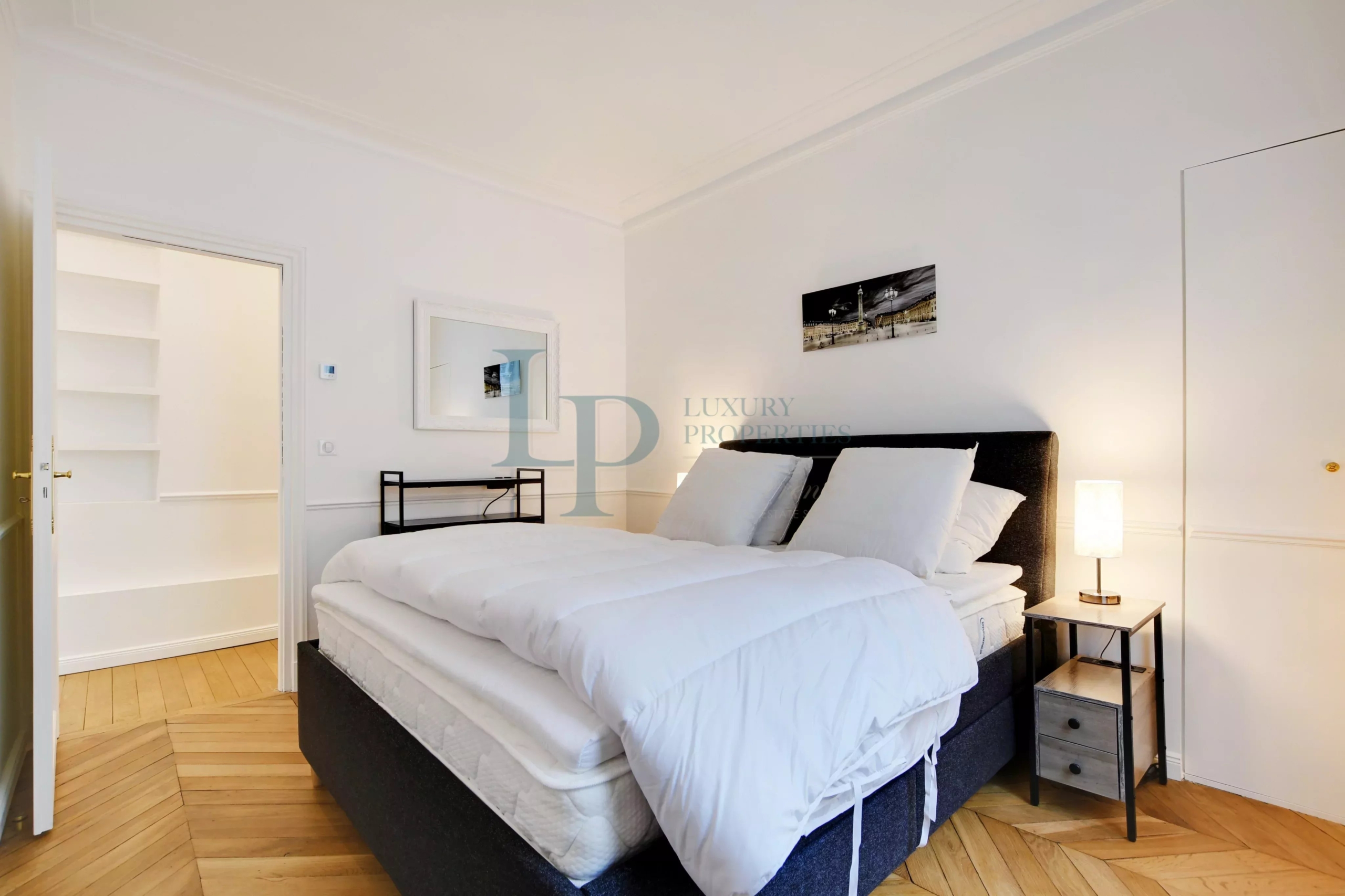 Exclusivité – Paris 8 – Triangle d’Or – Appartement rénové de 81 m2 – Cave – Vendu meublé