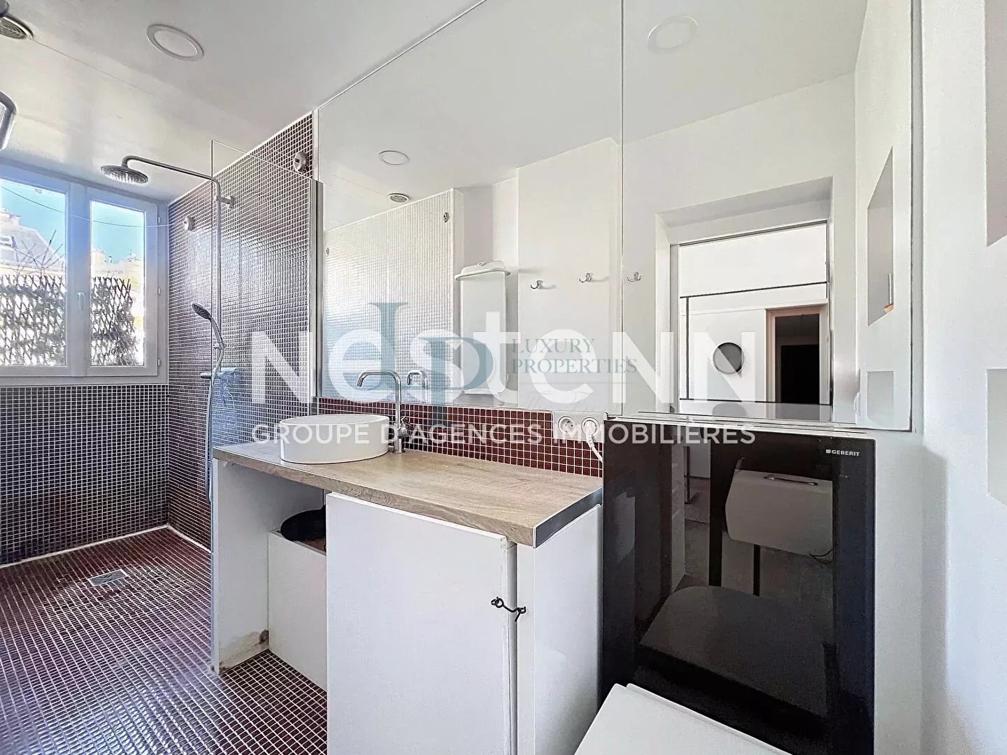 Exclusivité LUXURY PROPERTIES – Kléber / Boissière – Studio / 2 pièces – Étage élevé – Balcon filant – Vue dégagée – Lumineux – Cave