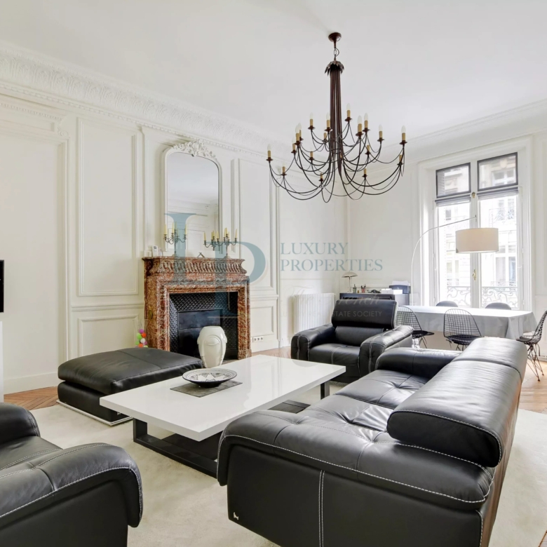 Parc Monceau – Appartement 4 pièces de 133.18 m2 – Ascenseur – Cave – Gardien – Immeuble de Grand Standing
