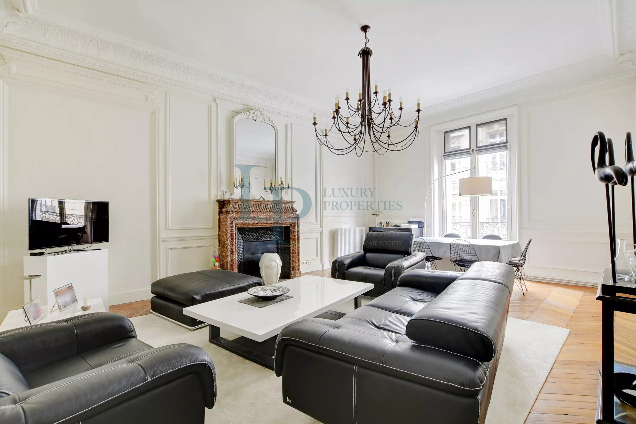 Parc Monceau – Appartement 4 pièces de 133.18 m2 – Ascenseur – Cave – Gardien – Immeuble de Grand Standing